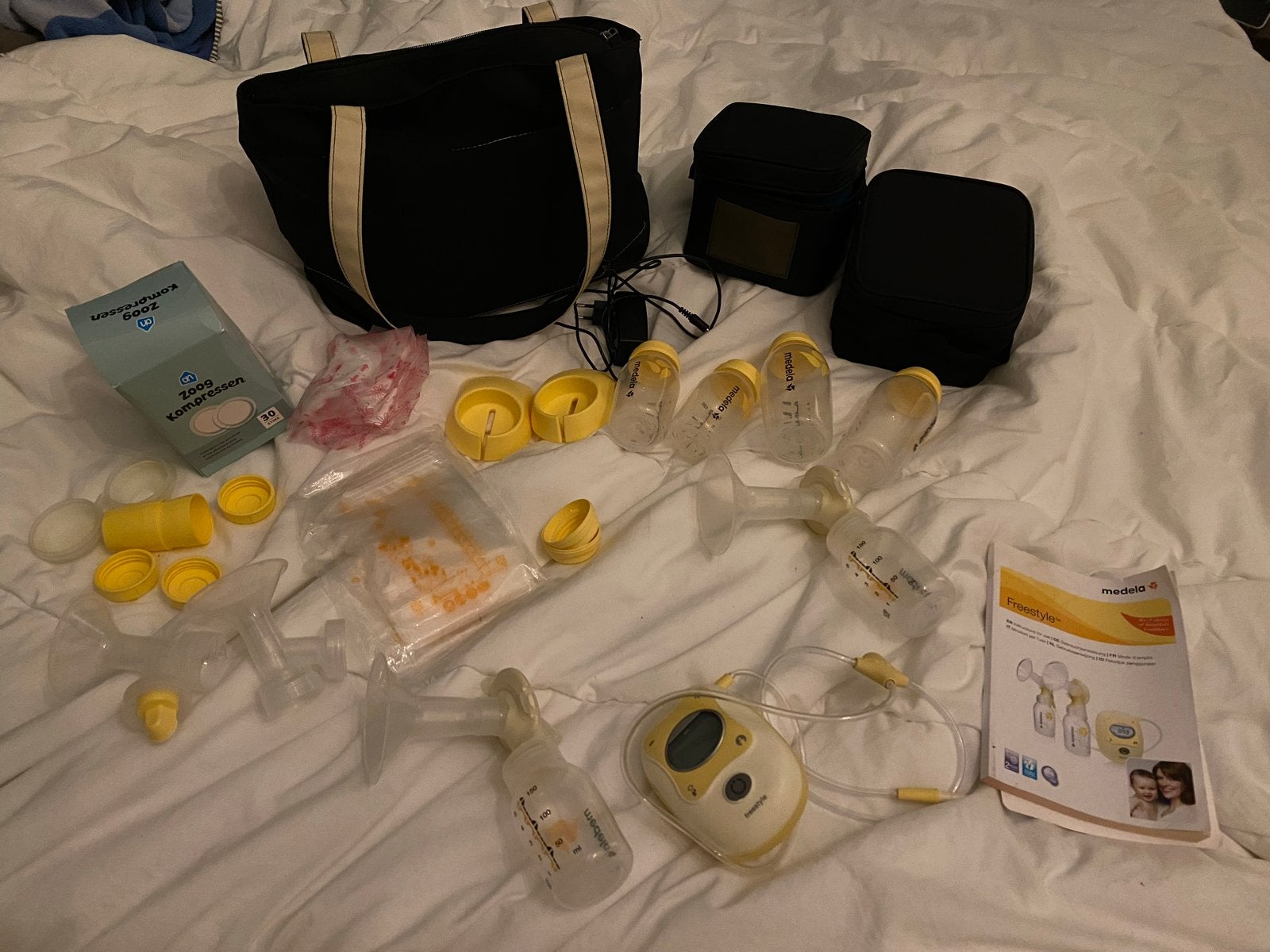 Medela Freestyle dubbele borstkolf met accessoires, Gebruikt, Medela, Borstkolf, Ophalen of Verzenden
