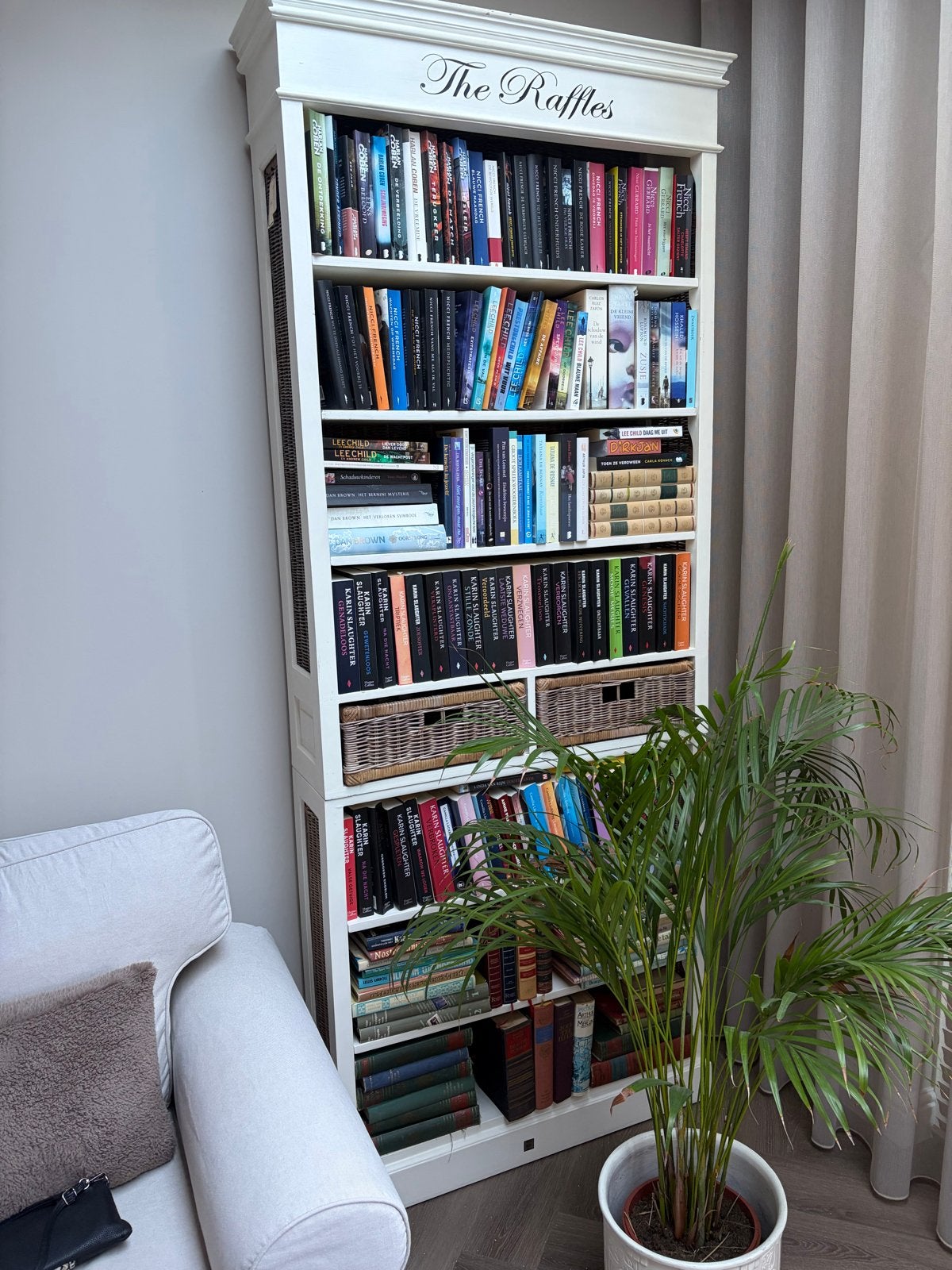 Riviera maison boekenkast the raffles met rattan details, Huis en Inrichting, Ophalen, Met plank(en), Gebruikt, 200 cm of meer
