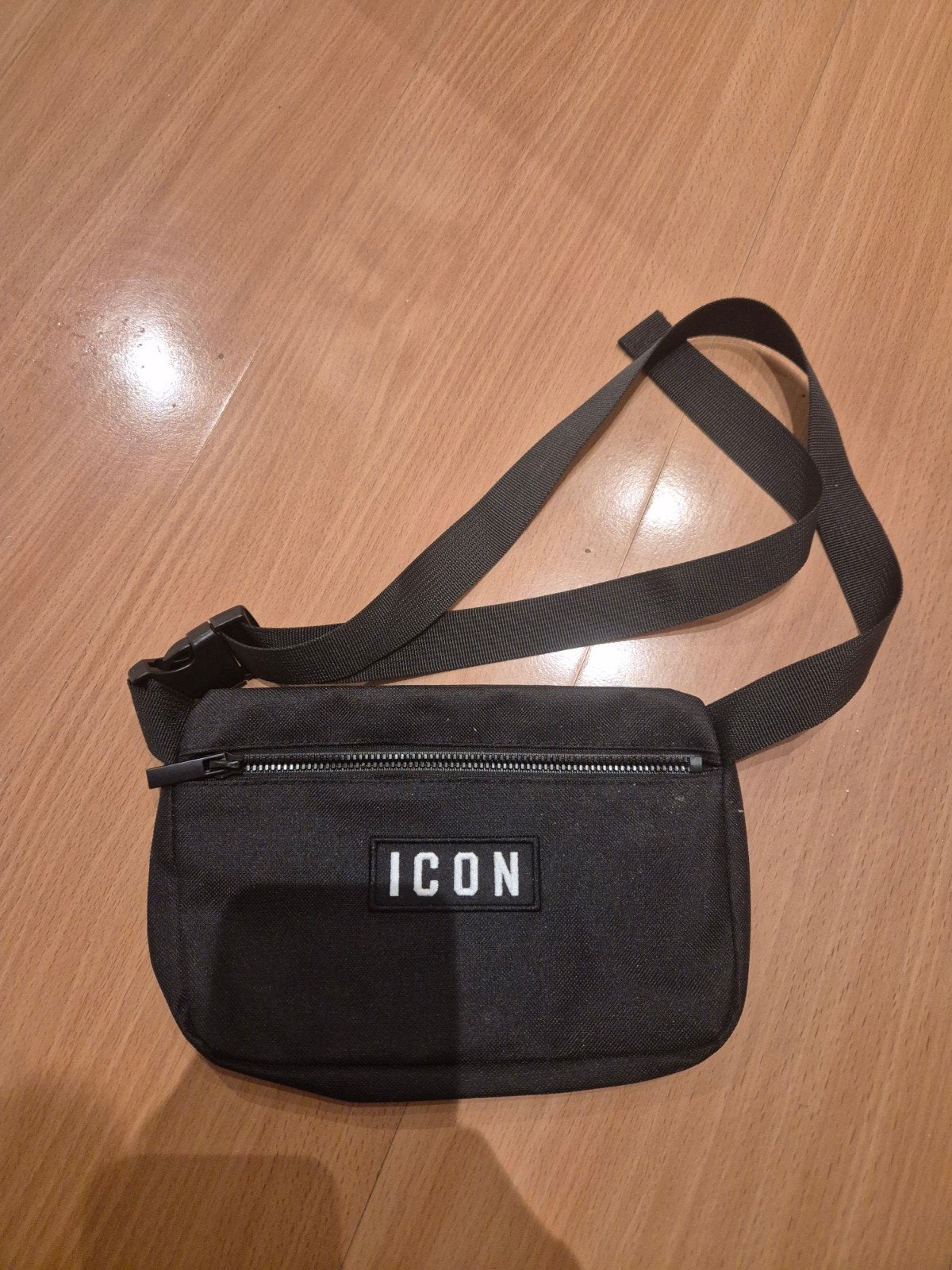 Zwarte heuptas / crossbody tas met 'ICON' opdruk, Ophalen of Verzenden, Zo goed als nieuw, Zwart, Overige merken