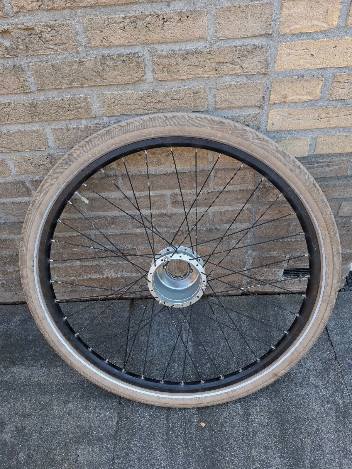 Voorwiel Giant Triple X 28 inch, band niet de beste, Fietsen en Brommers, Ophalen, Band