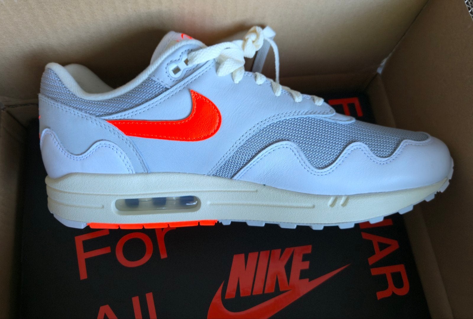 Nike Air Max 1 Patta 'White/Hyper Crimson' US 11 (EU 45), Kleding | Heren, Schoenen, Overige kleuren, Nieuw, Ophalen of Verzenden