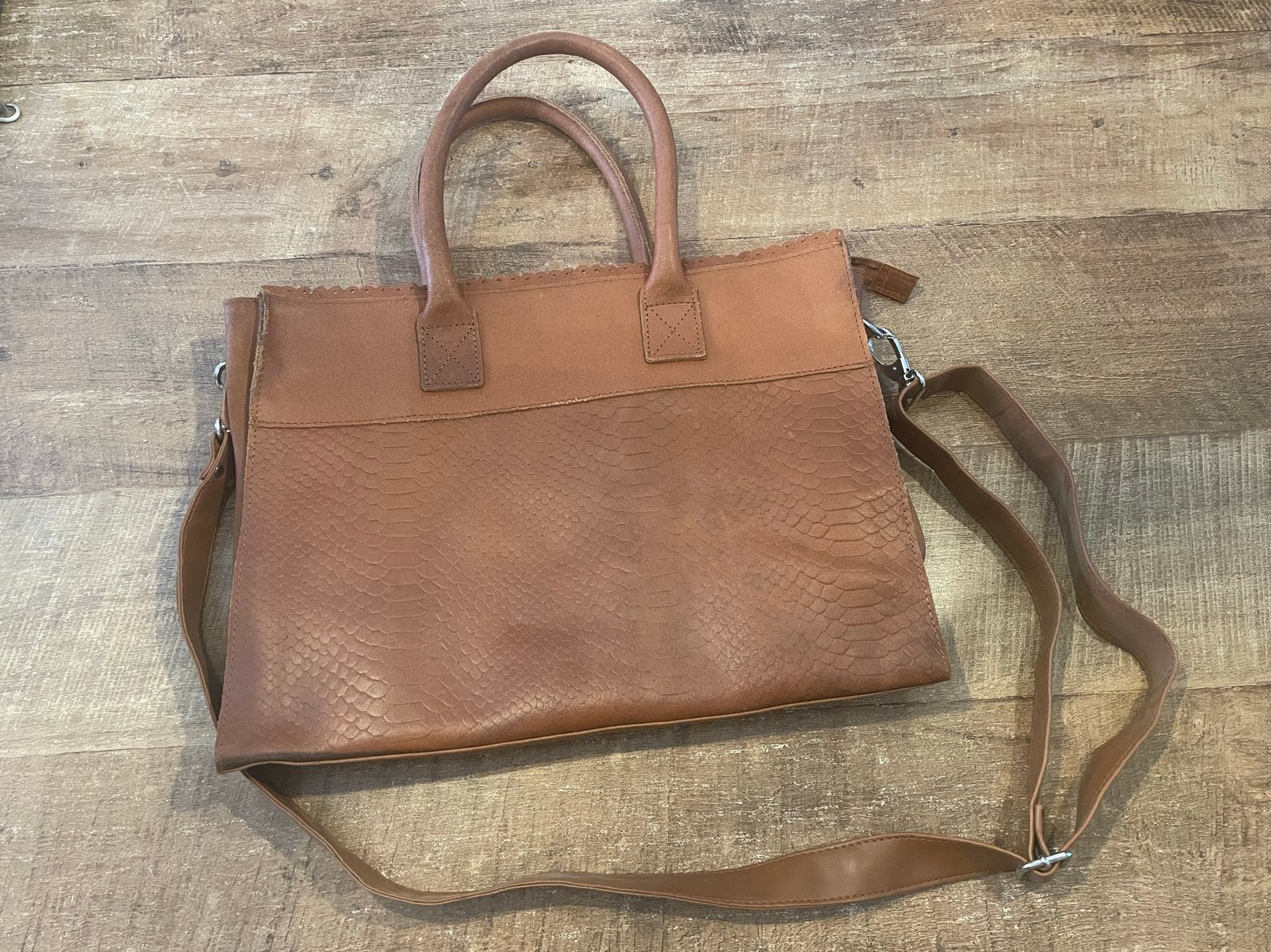Stijlvolle bruine laptoptas met schouderband, Computers en Software, Laptoptassen, Gebruikt, Overige typen, 14 inch, Handvat, Meerdere vakken