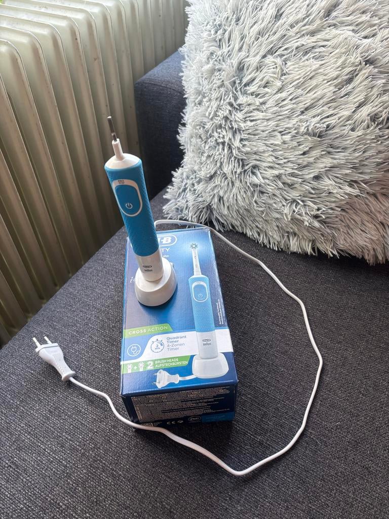 Oral B elektrische tandenborstel, Ophalen of Verzenden, Zo goed als nieuw, Tandenborstel