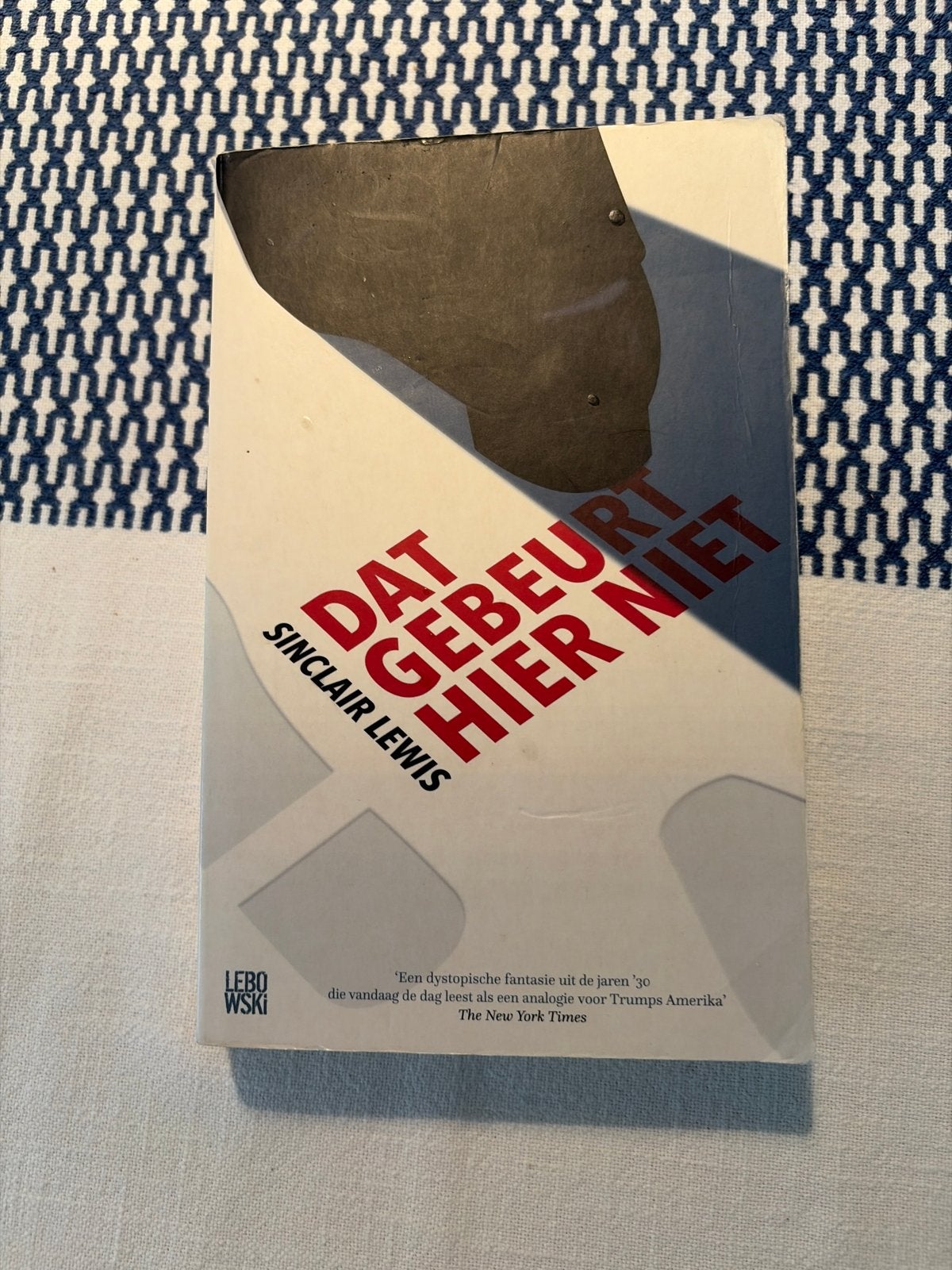 Dat Gebeurt Hier Niet - Sinclair Lewis (Boek), Boeken, Ophalen of Verzenden, Gelezen, Europa overig
