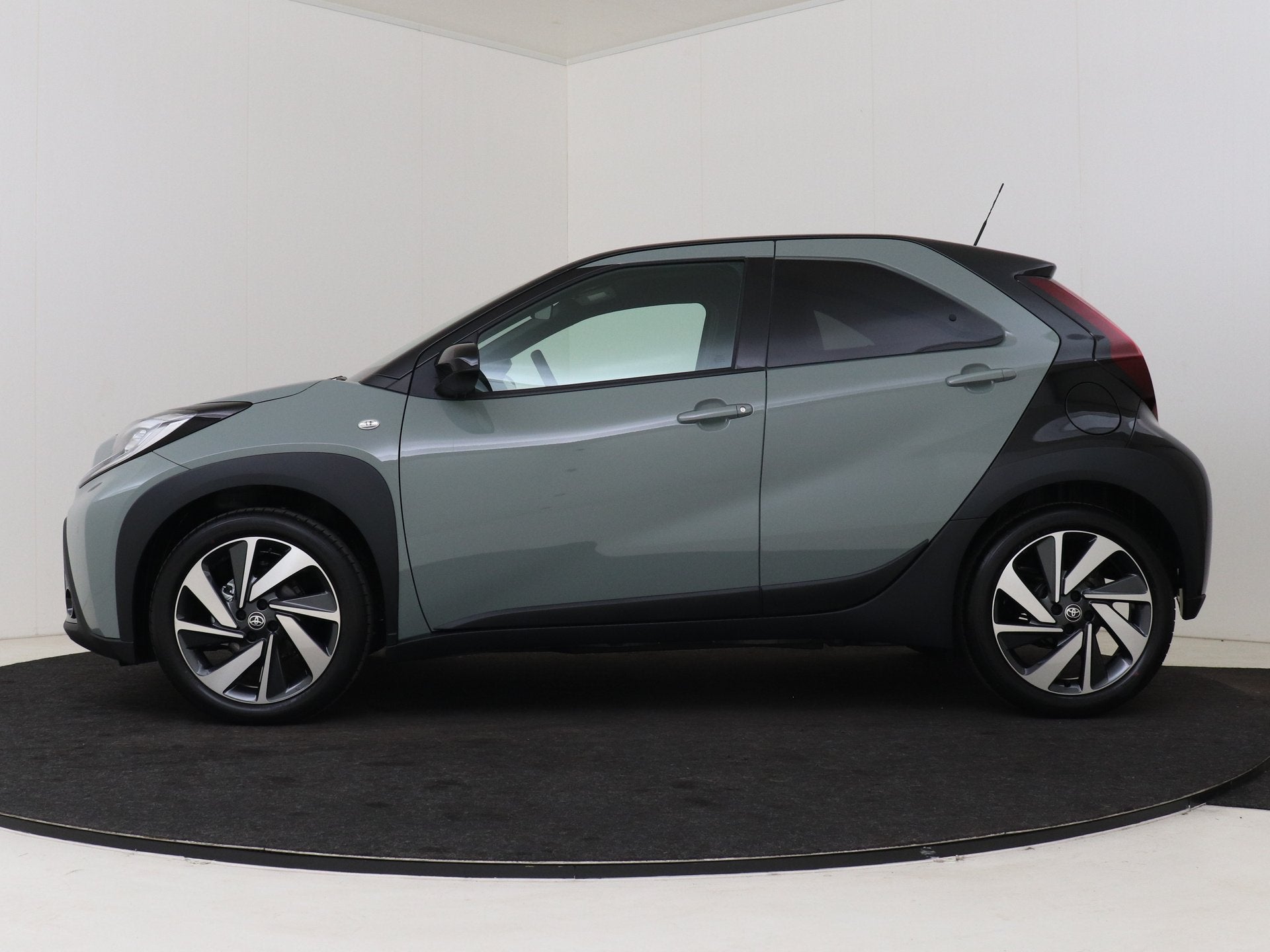 Toyota Aygo X 1.0 VVT-i MT Envy | Adaptive cruise | Privacy, 12 maanden, Stof, 4 stoelen, Automatische klimaatregeling