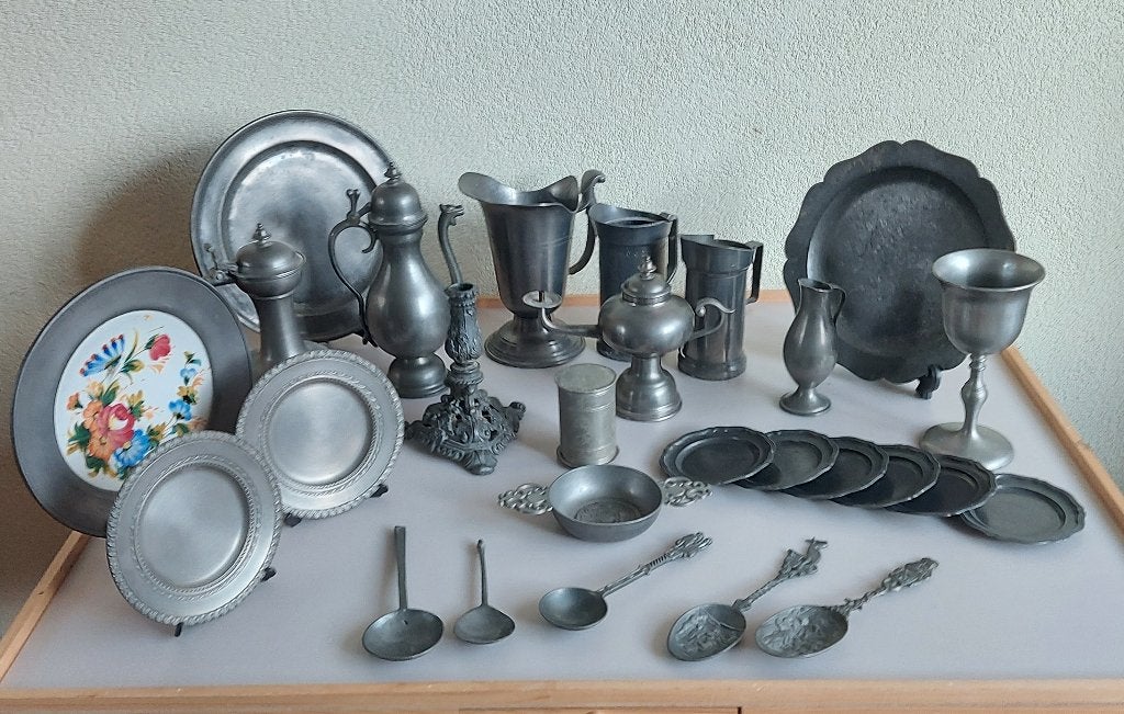 Grote collectie tinnen voorwerpen: Borden, lepels, etc., Ophalen