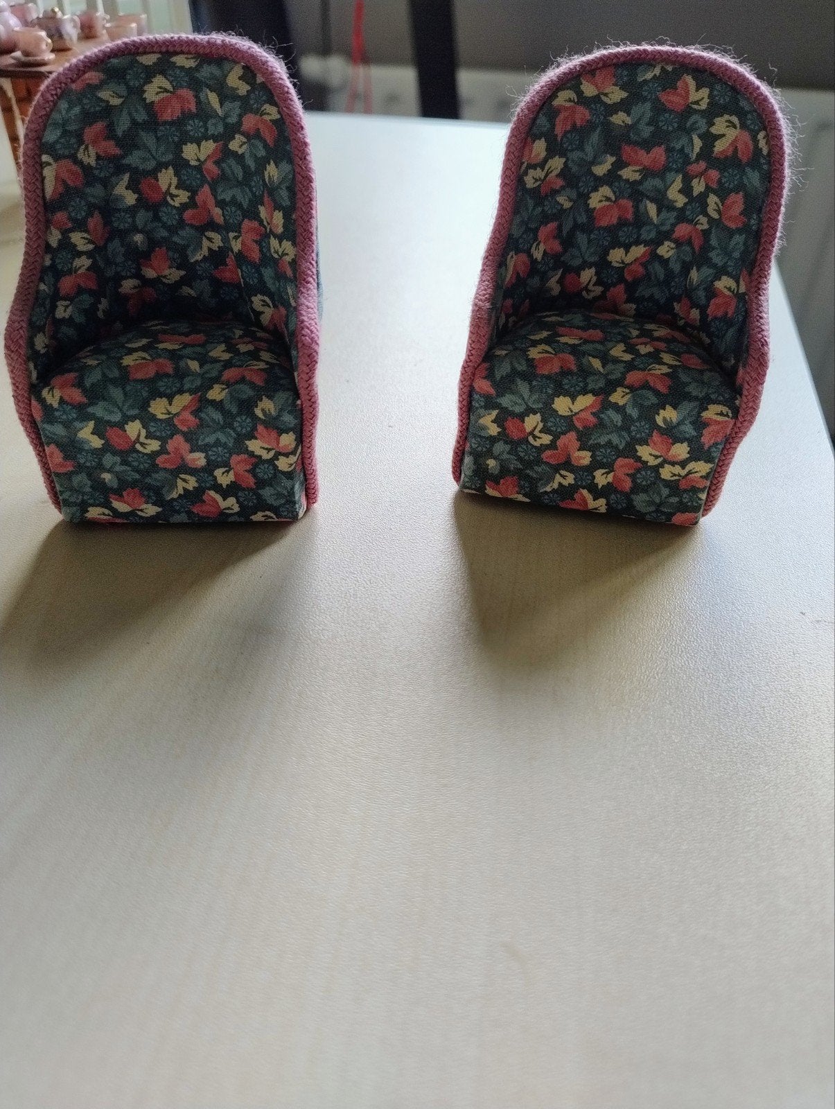2 gebloemde poppenhuis fauteuils schaal 1:12, Ophalen of Verzenden