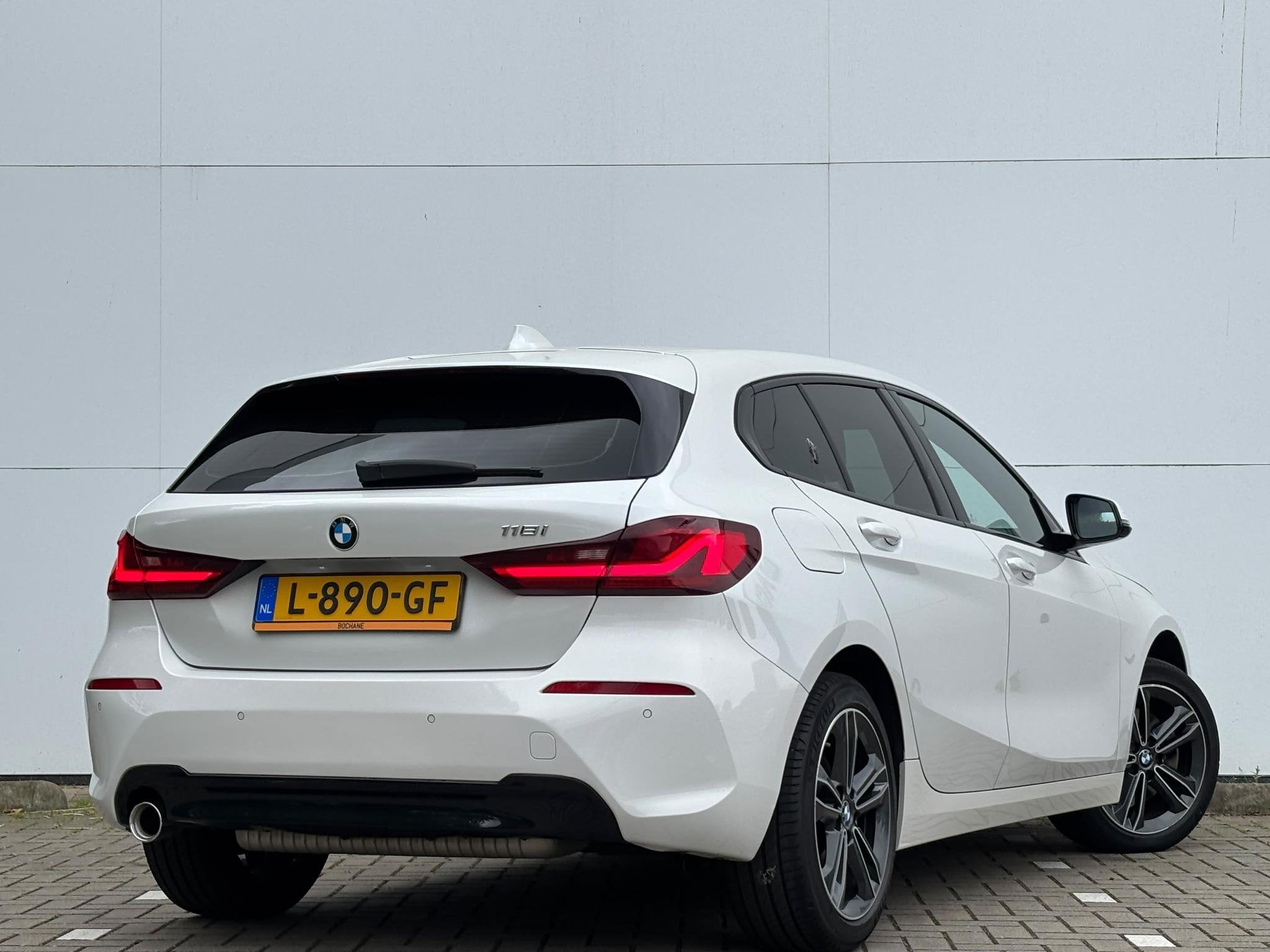 BMW 1-serie 118i Business Edition | Sportstoelen | Stuurwiel, Auto's, 136 pk, Gebruikt, Leder en Stof, Wit