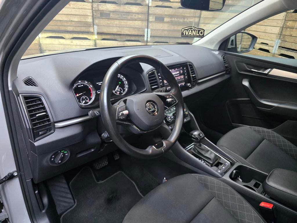 Skoda Karoq 1.5 TSI ACT Business Edition Pano LED Navi Clima, Auto's, Skoda, Stof, 4 cilinders, 150 pk, Lichtsensor