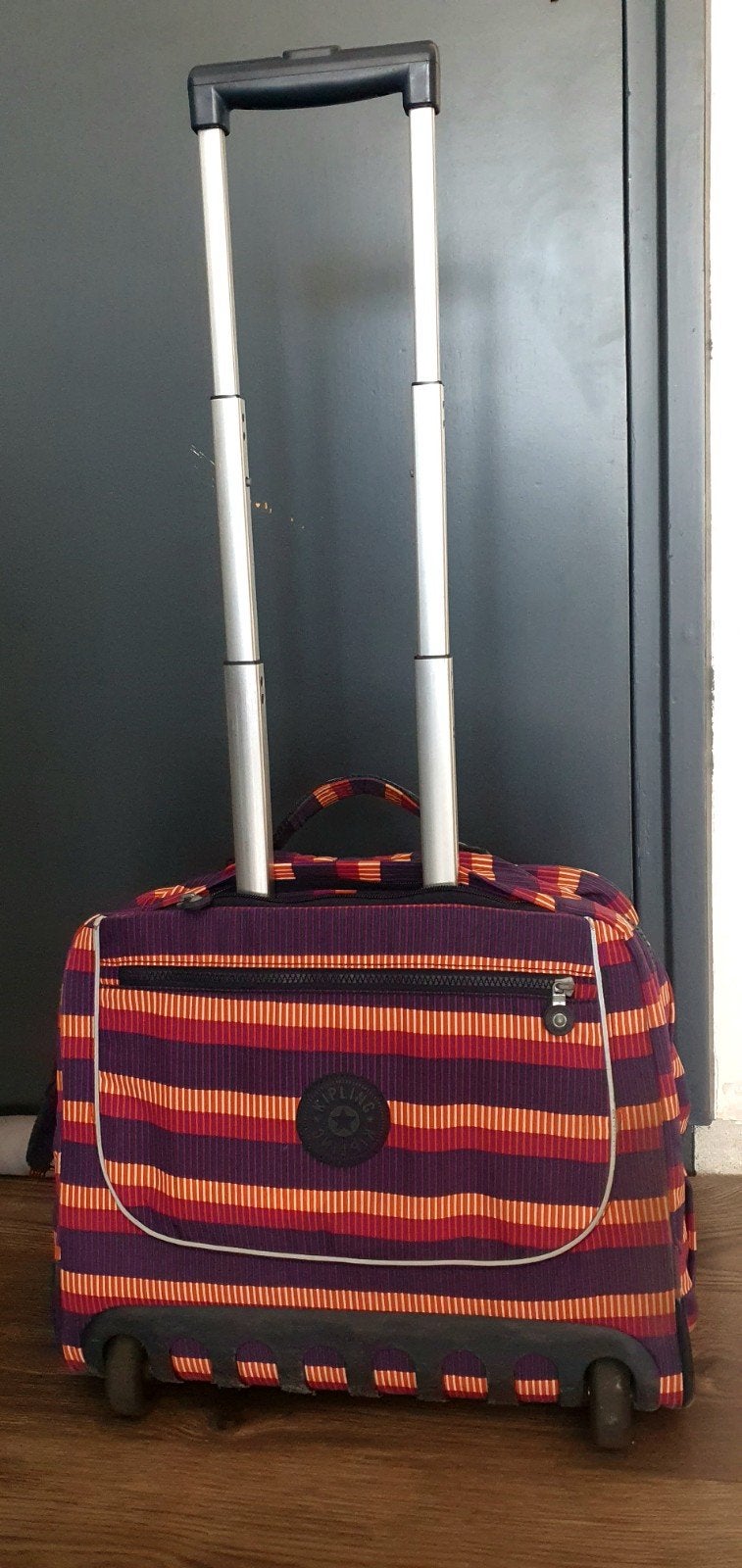 Roze en paarse Kipling roltas, Gebruikt, Hard kunststof, Verzenden, Wieltjes