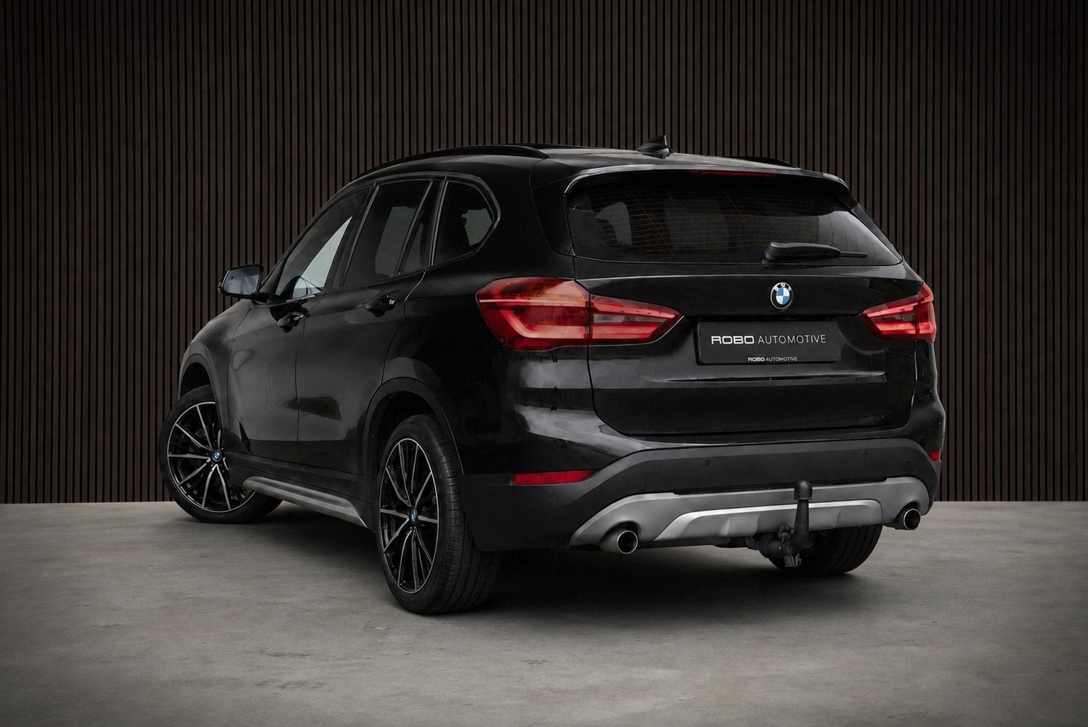 BMW X1 xDrive20i High Executive | Panoramadak | Head-Up Disp, 1998 cc, Gebruikt, 2000 kg, Zwart