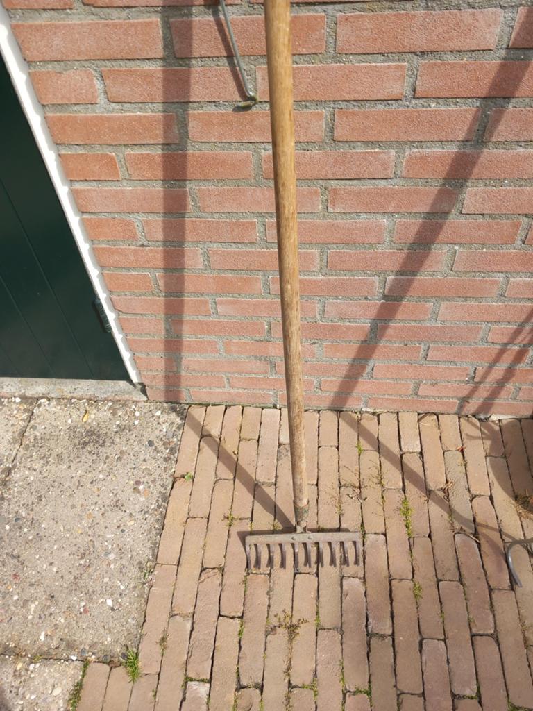 Degelijke hark met lange steel, Ophalen