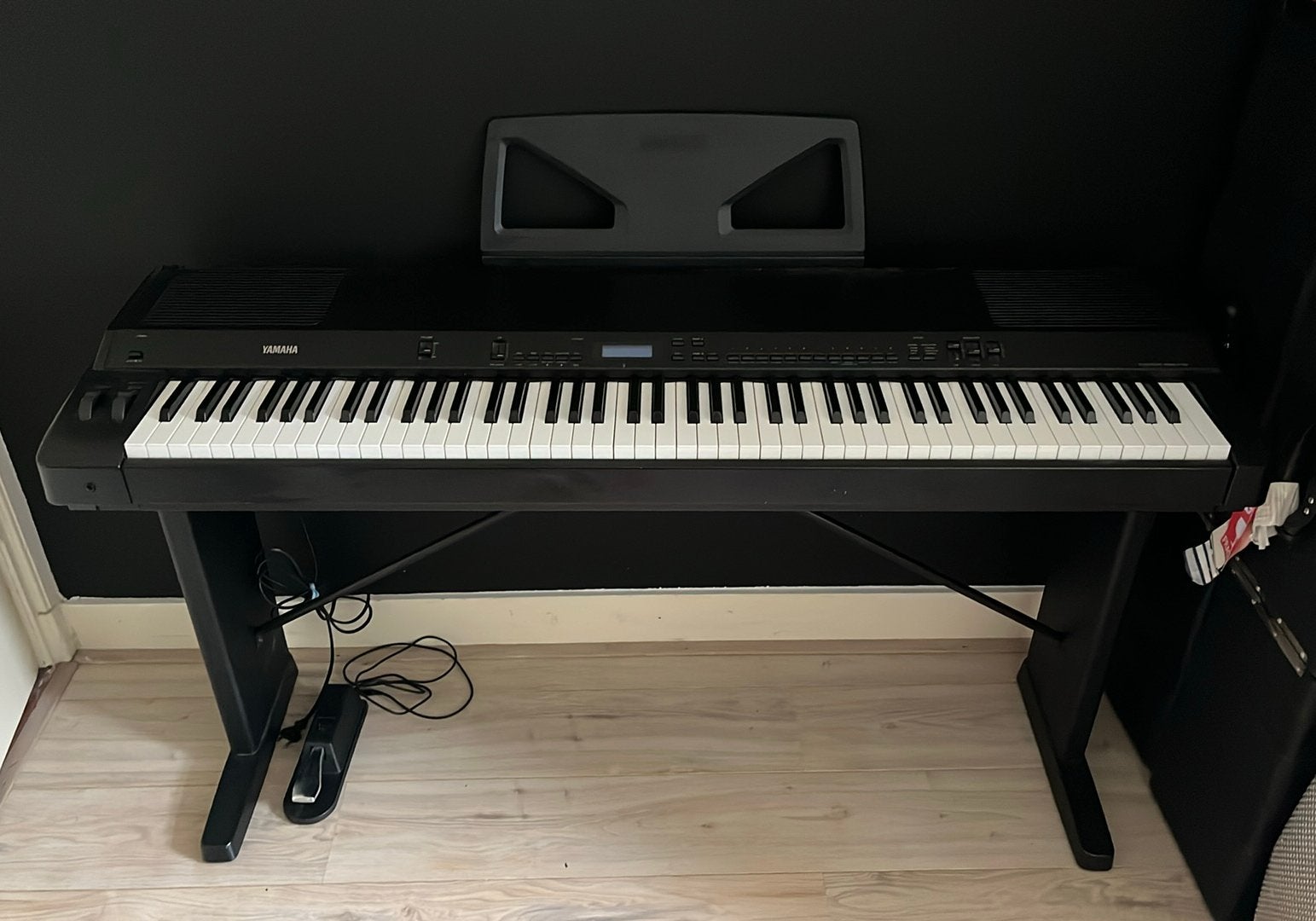 Yamaha P-180 Digital Piano met standaard en pedaal, Muziek en Instrumenten, Ophalen, Gebruikt, Zwart, Digitaal
