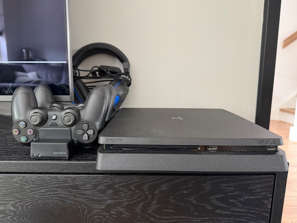 PS4 Slim 1TB – 2 Controllers + Oplaadstation + Headset, Ophalen, Met games, Met 2 controllers, Zo goed als nieuw