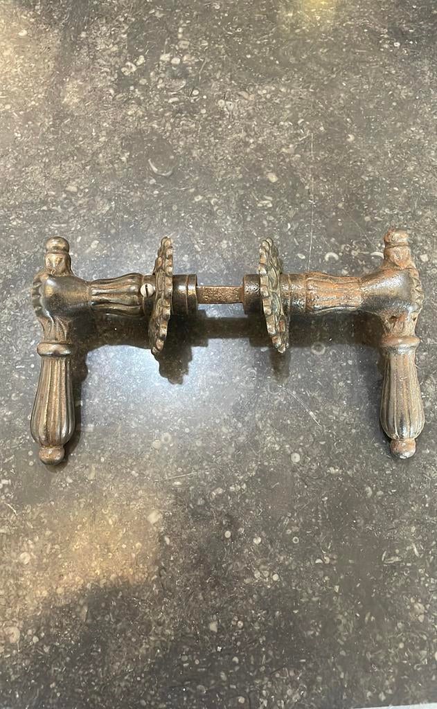 1x set Deurklinken Antiek ijzer handje ROND 1880. Klinken, Ophalen of Verzenden