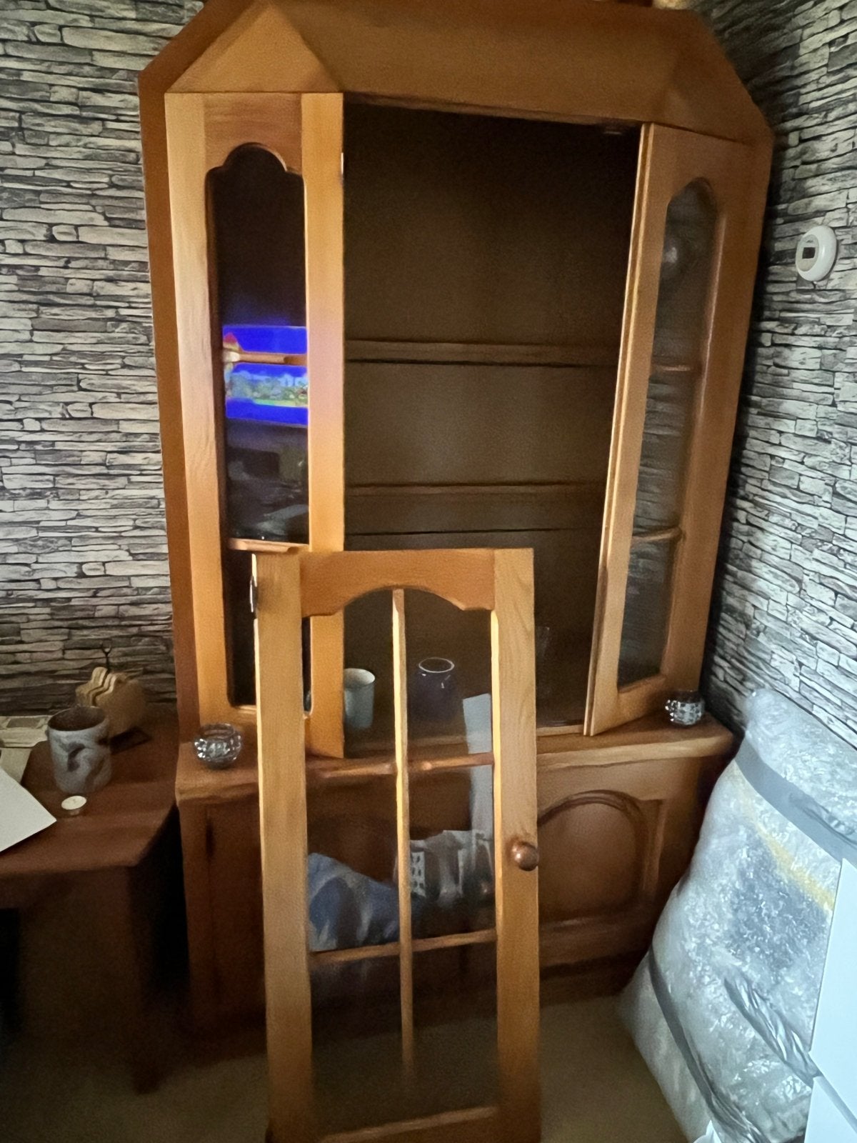 Houten vitrinekast met glazen deuren, Ophalen