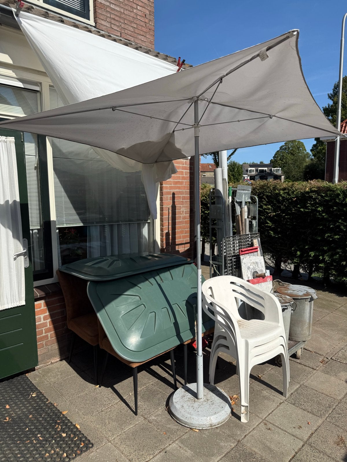 Creme-wit parasol met betonnen voet, Ophalen of Verzenden, Gebruikt, 2 tot 3 meter, Stokparasol