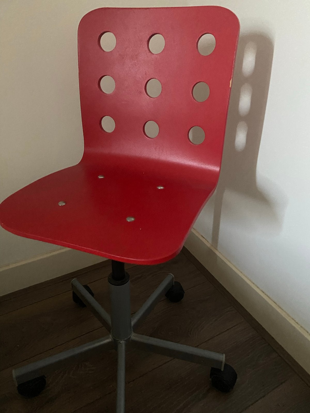 Leuke rode bureaustoel voor de tienerkamer !, Ophalen, Zo goed als nieuw, Rood, Bureaustoel