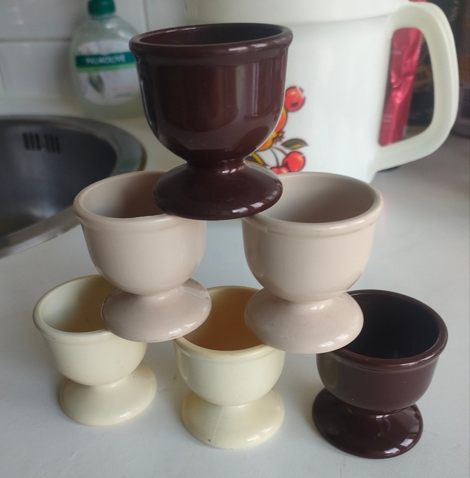 Retro jaren '70 kunststof beige & (licht) bruine eierdopjes., Ophalen of Verzenden, Huis en Inrichting