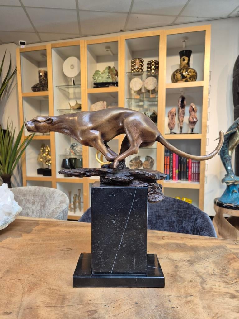 Rennende jaguar op marmeren sokkel brons beeld, Ophalen of Verzenden, Brons
