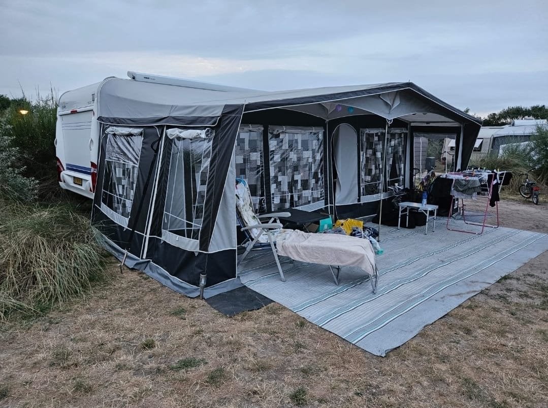 Hobby 560 KMFe (2009) – Compleet en vakantieklaar! Stapelb, Caravans en Kamperen, Hobby, Bedrijf, Autobedrijf Neplenbroek, Goorseweg 33
7478BB  DIEPENHEIM, NL