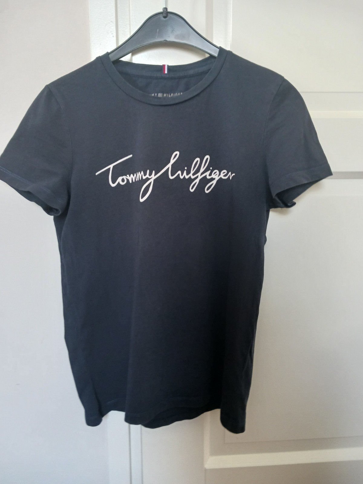 Tommy Hilfiger Script Logo T-shirt Dames - Zo goed als nieuw, Kleding | Dames, T-shirts, Meerkleurig, Ophalen of Verzenden, Zo goed als nieuw