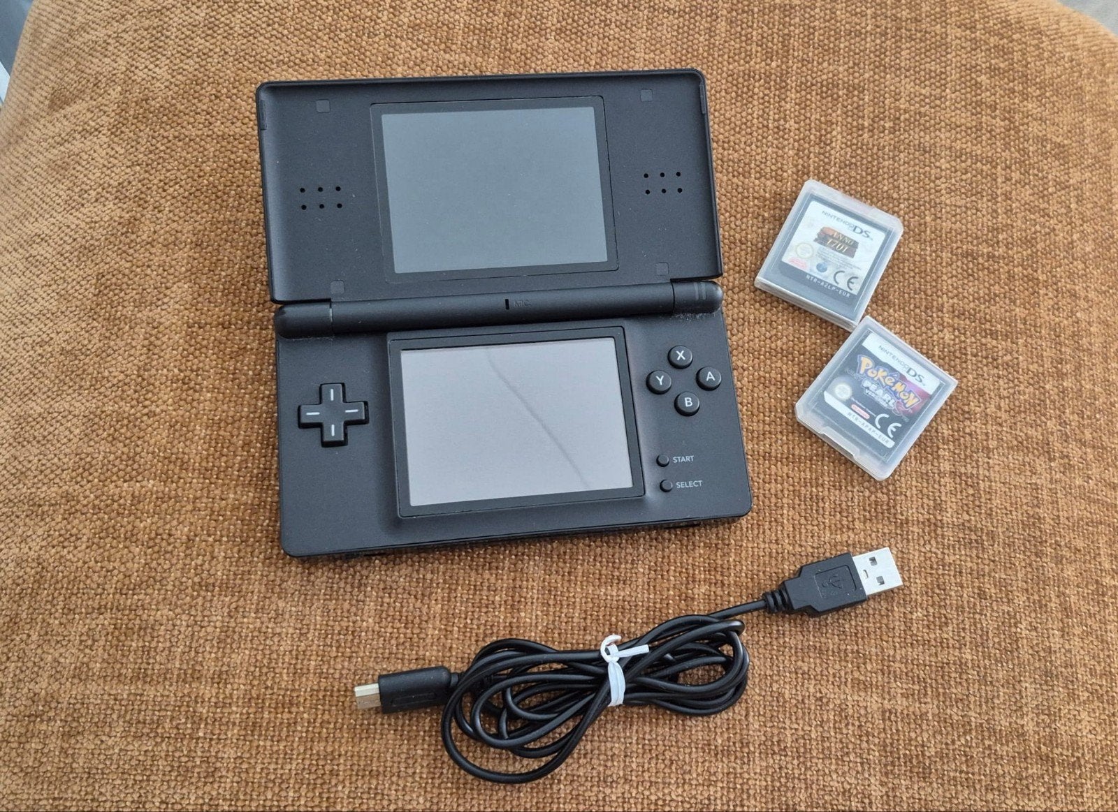 Nintendo DS + 2 spellen, Spelcomputers en Games, Spelcomputers | Nintendo DS, Ophalen, Zo goed als nieuw