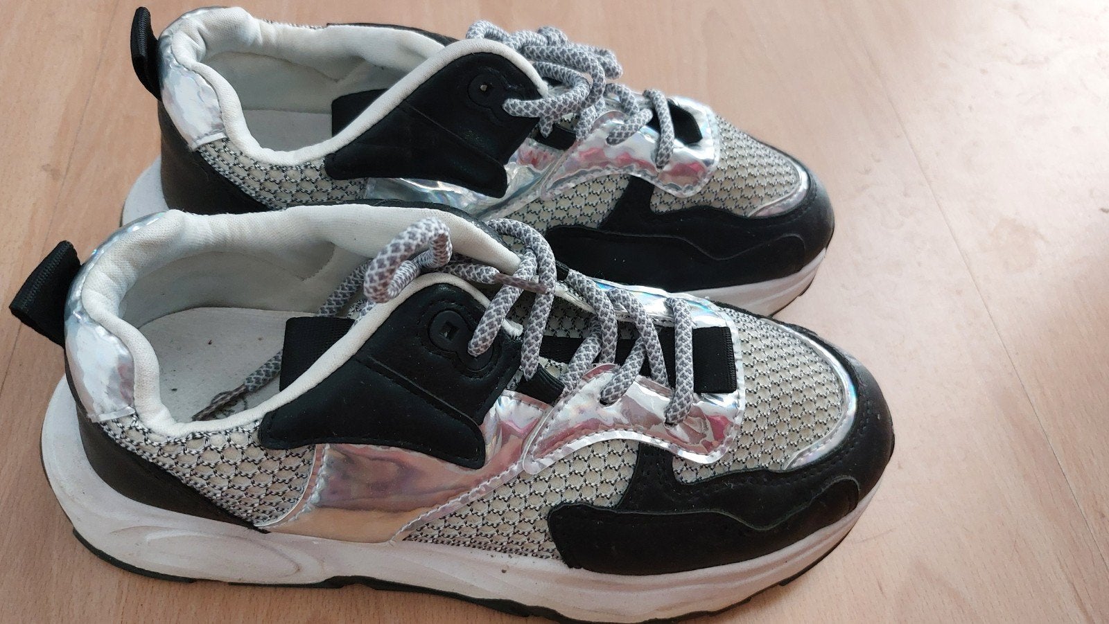 te koop sneakers mt 40, Ophalen of Verzenden, Zo goed als nieuw, Sneakers of Gympen