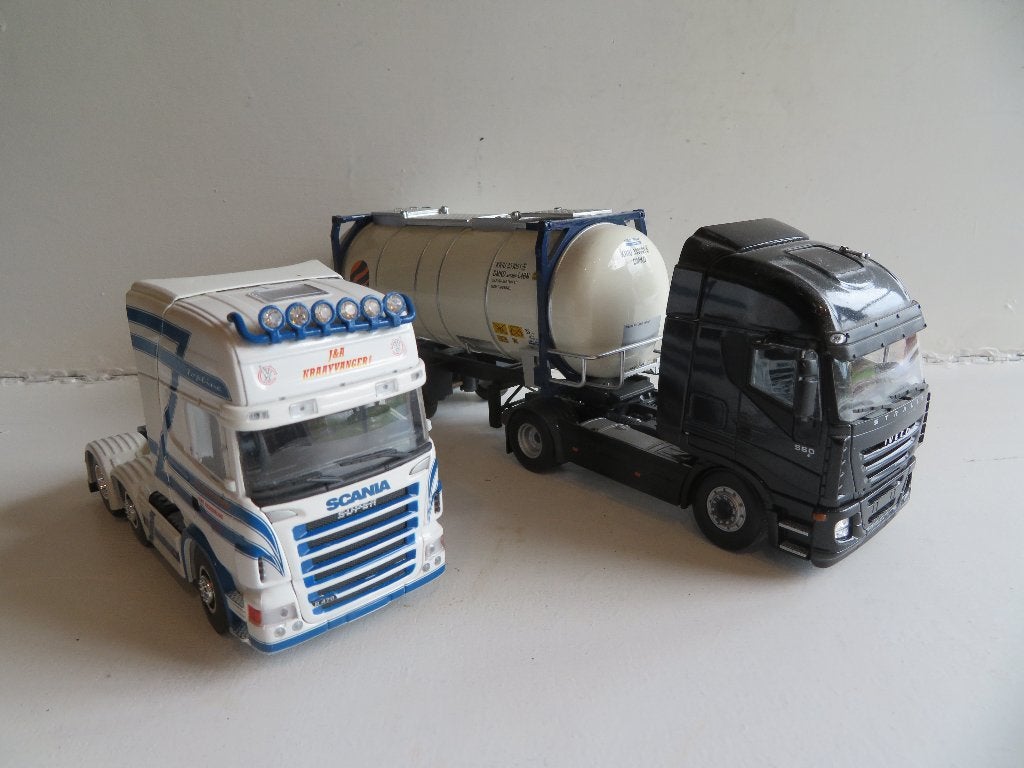 Lion Scania, Universal Hobbies Iveco, Tekno container, Hobby en Vrije tijd, Modelauto's | 1:50, Ophalen of Verzenden, Nieuw, Bus of Vrachtwagen