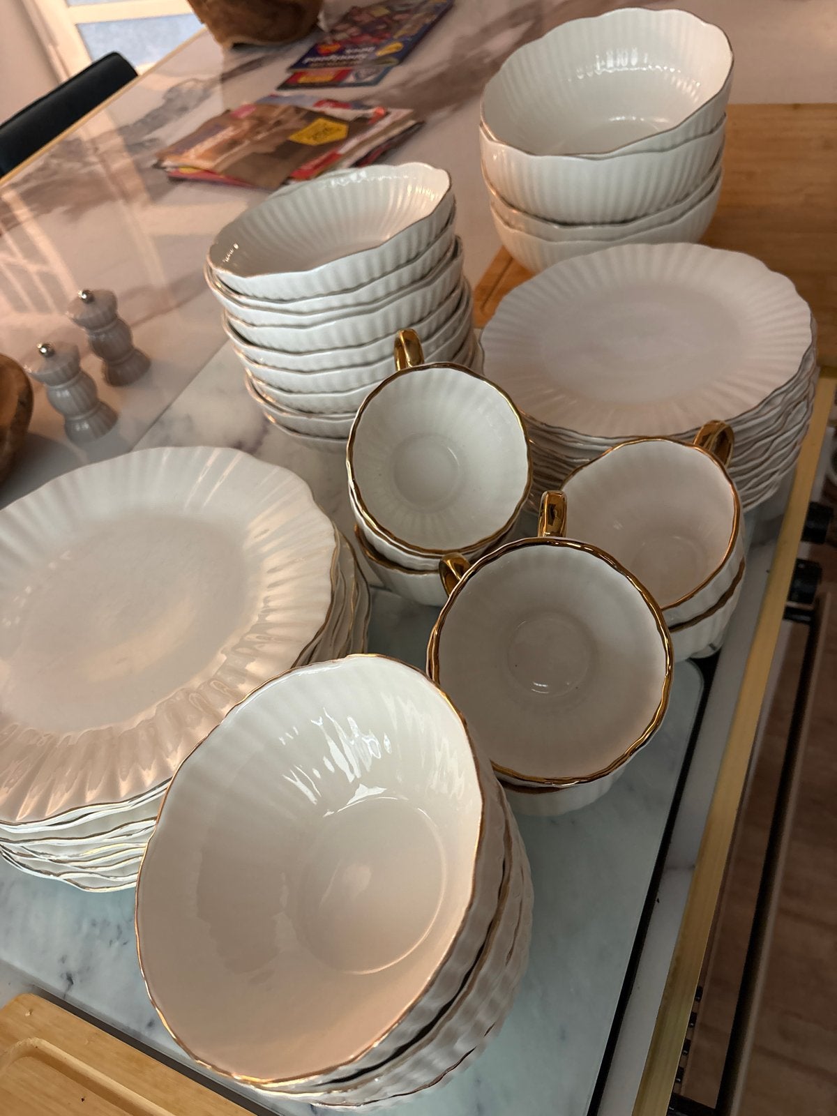 Elegant Wit Servies met Gouden Rand - Compleet Set, Ophalen of Verzenden, Zo goed als nieuw, Compleet servies, Klassiek