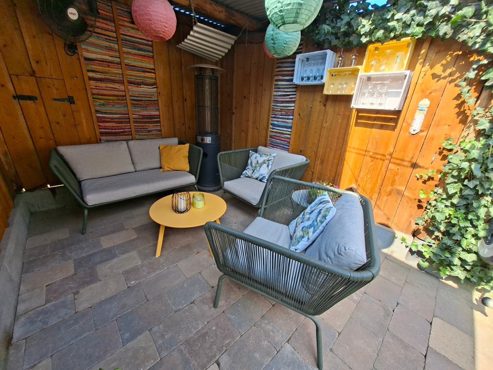 Intratuin Loungeset - tuinset, 1 bank, 2 stoelen met kussens, Ophalen, 4 zitplaatsen, Gebruikt, Loungeset