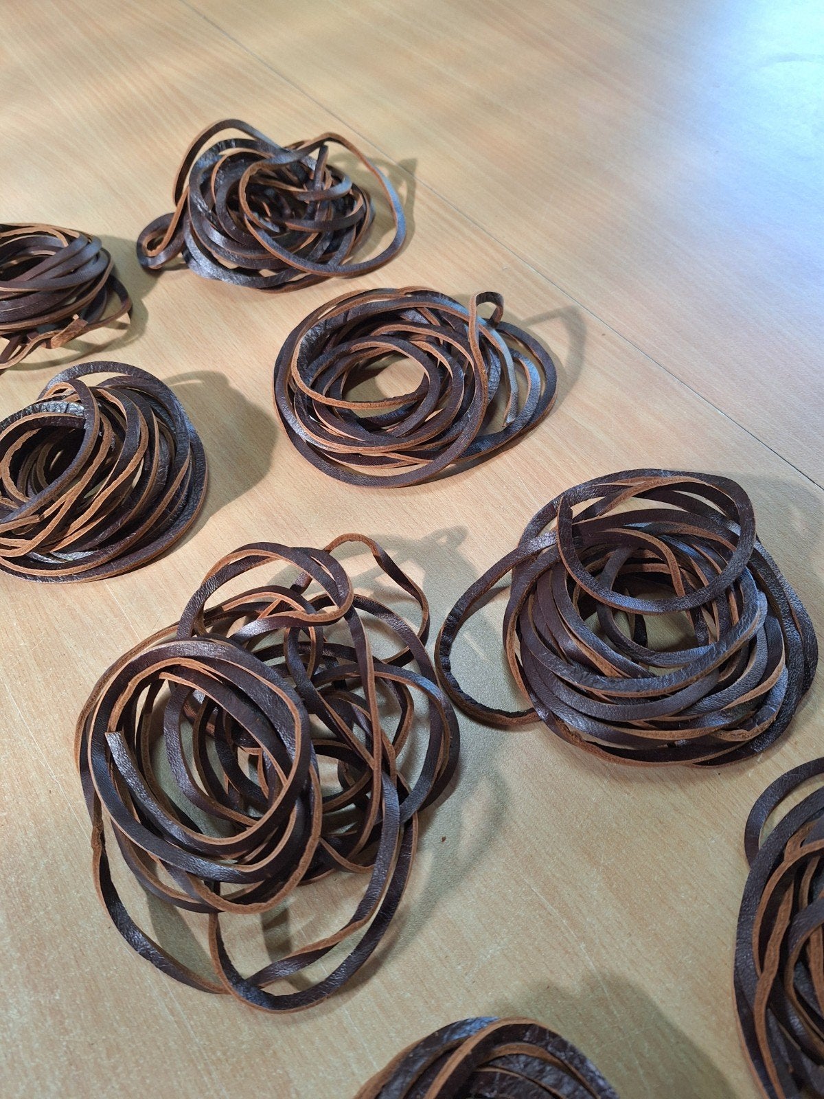 Rolletje rundleren veter, 5 meter, 4 euro., Dorpstraat 9 D, T.K Leder, Info@tk-leder.nl, Draad