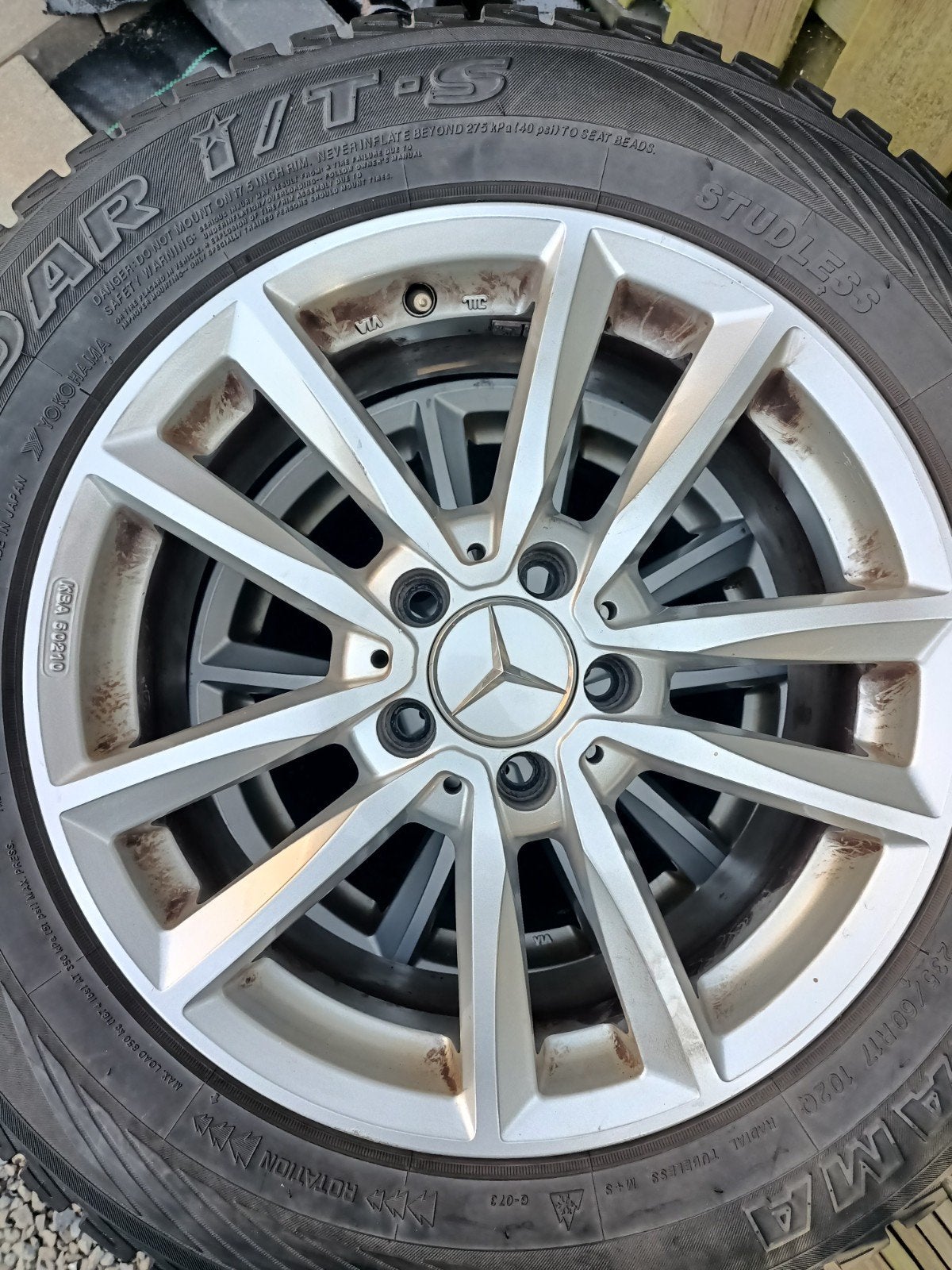 Mercedes-Benz 17 inch velgen met Yokohama winterbanden, Auto-onderdelen, Gebruikt, Banden en Velgen, 17 inch, 235 mm