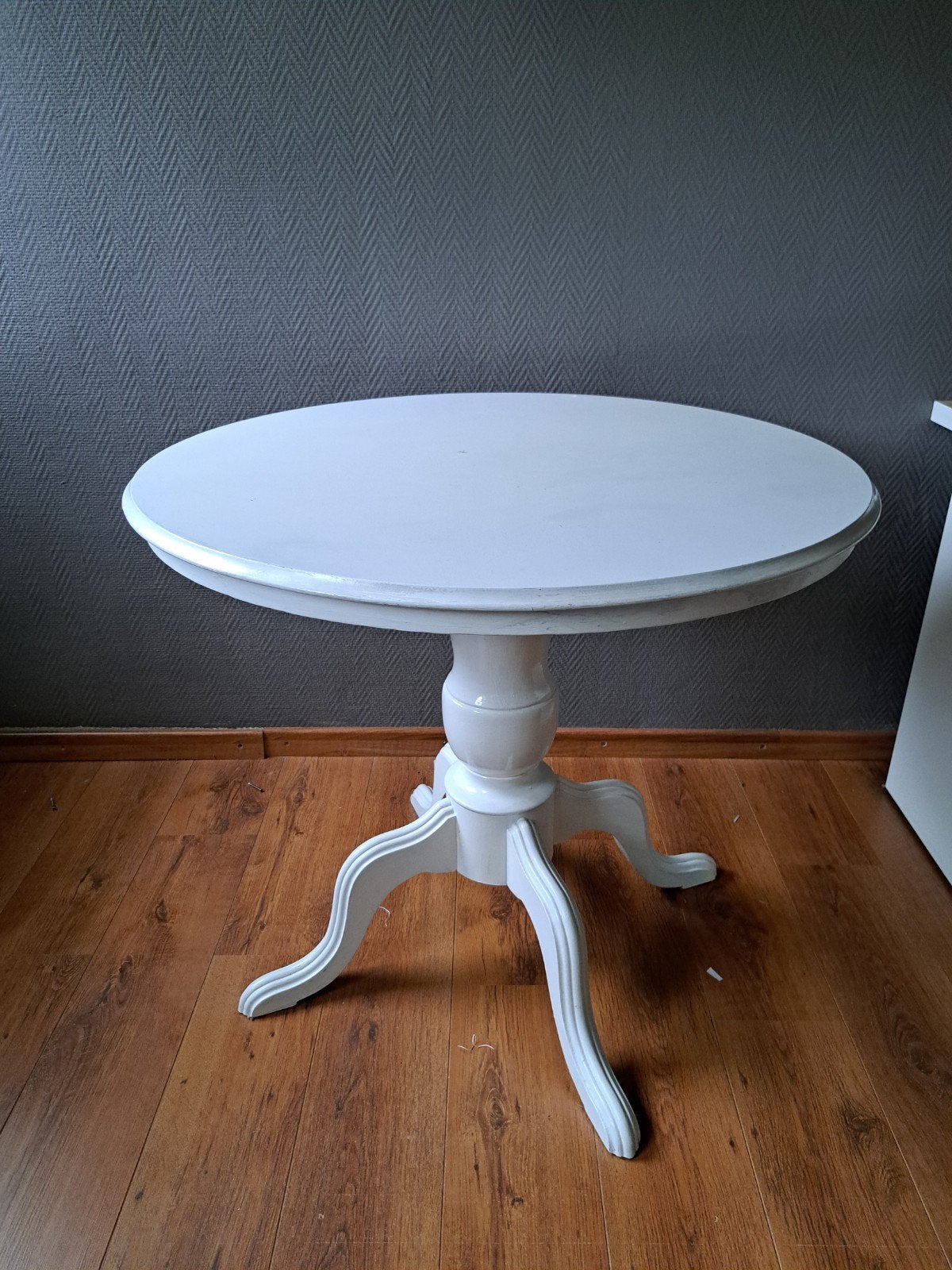 Witte ronde tafel met sierlijke poten, Huis en Inrichting, Tafels | Eettafels, Ophalen, Gebruikt, 50 tot 100 cm, Klassiek