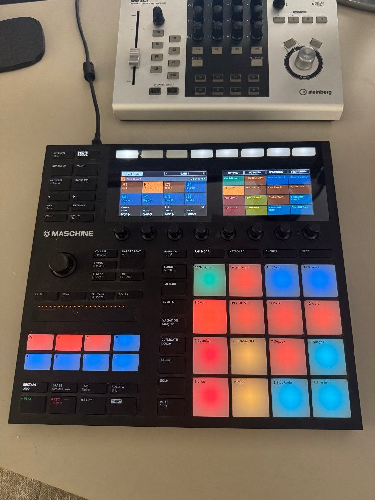 Native Instruments Maschine MK3 plus EXPANSIONS, Muziek en Instrumenten, Ophalen, Zo goed als nieuw