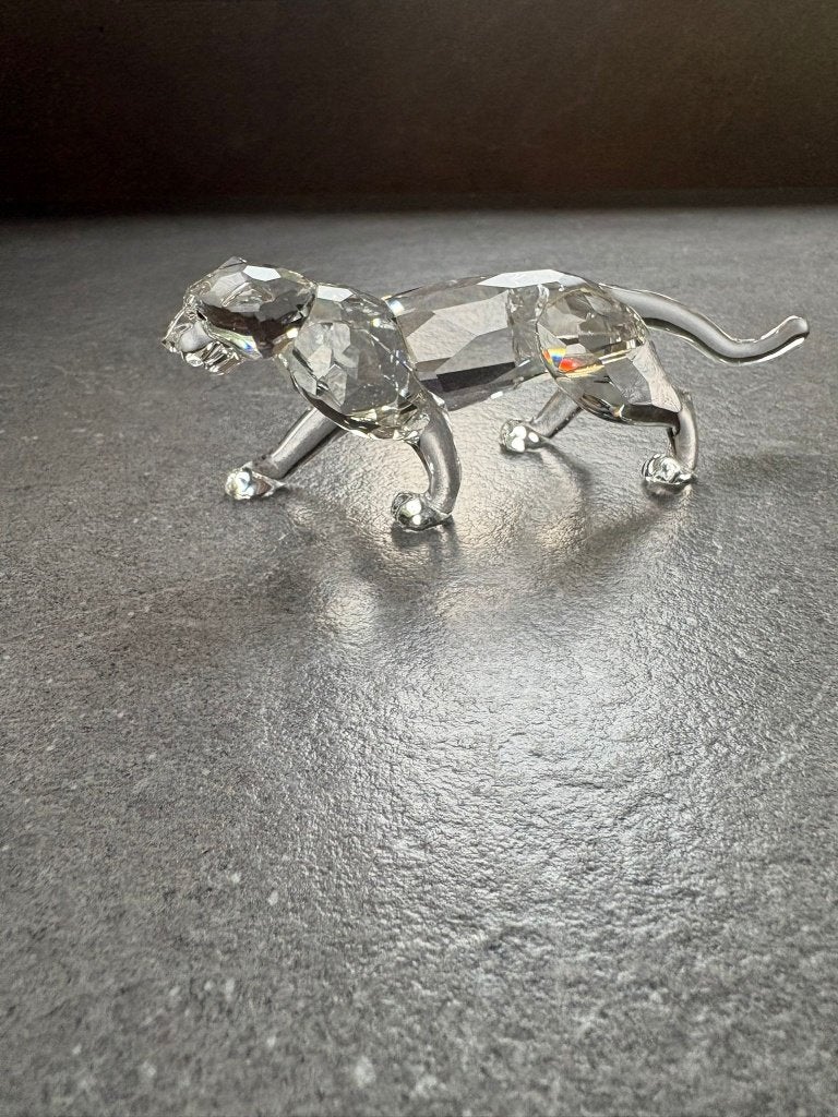 Swarovski Het Sluipende Luipaard | Compleet met doos |, Verzamelen, Swarovski, Ophalen of Verzenden, Zo goed als nieuw, Figuurtje