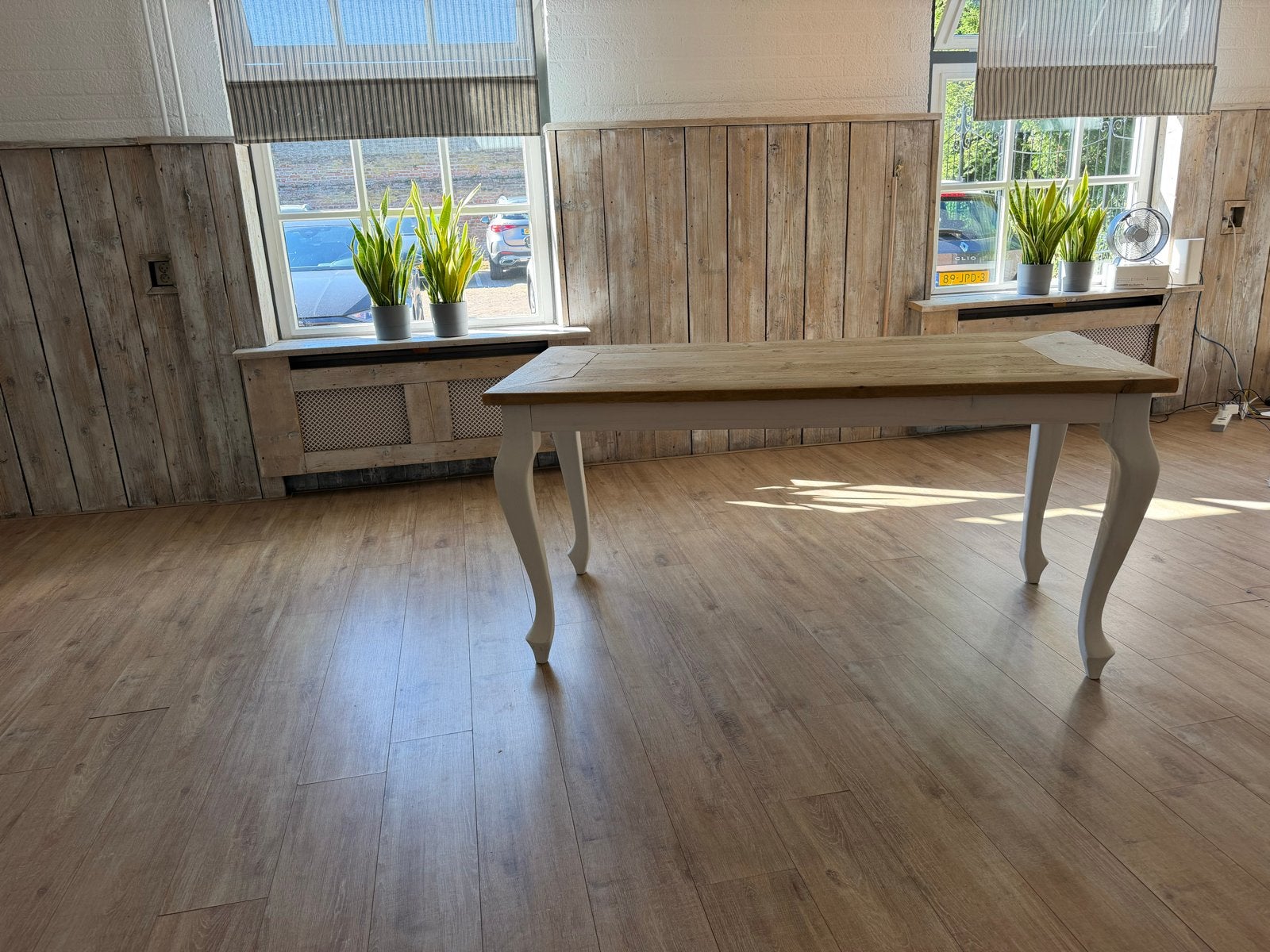 Stijlvolle houten tafel met sierlijke poten, Antiek en Kunst, Ophalen