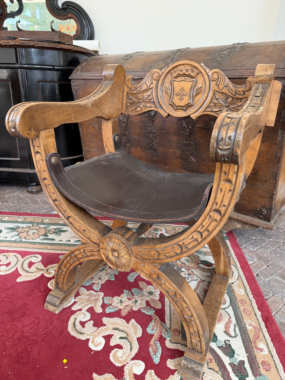 Antieke houten stoel met leer en houtsnijwerk, Antiek en Kunst, Ophalen of Verzenden