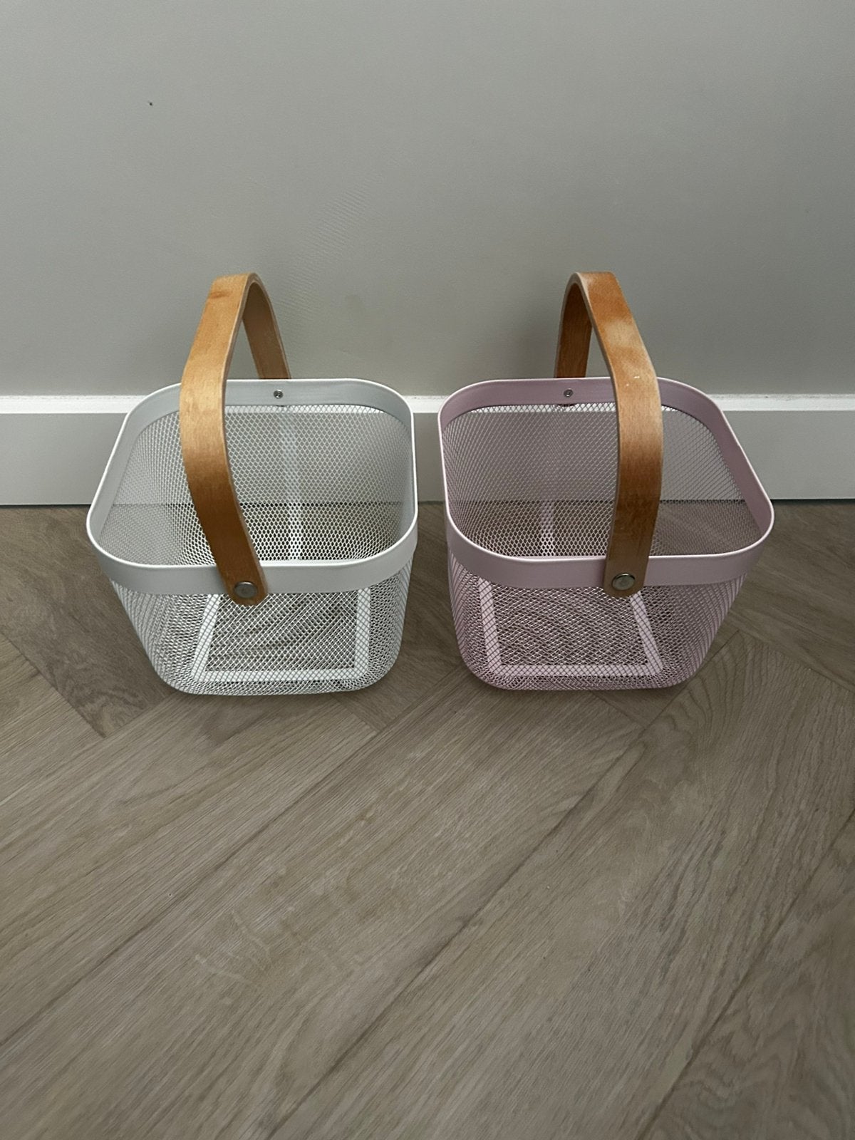 €8; 2x IKEA Risatorp mandje WIT en ROZE, Ophalen, Zo goed als nieuw