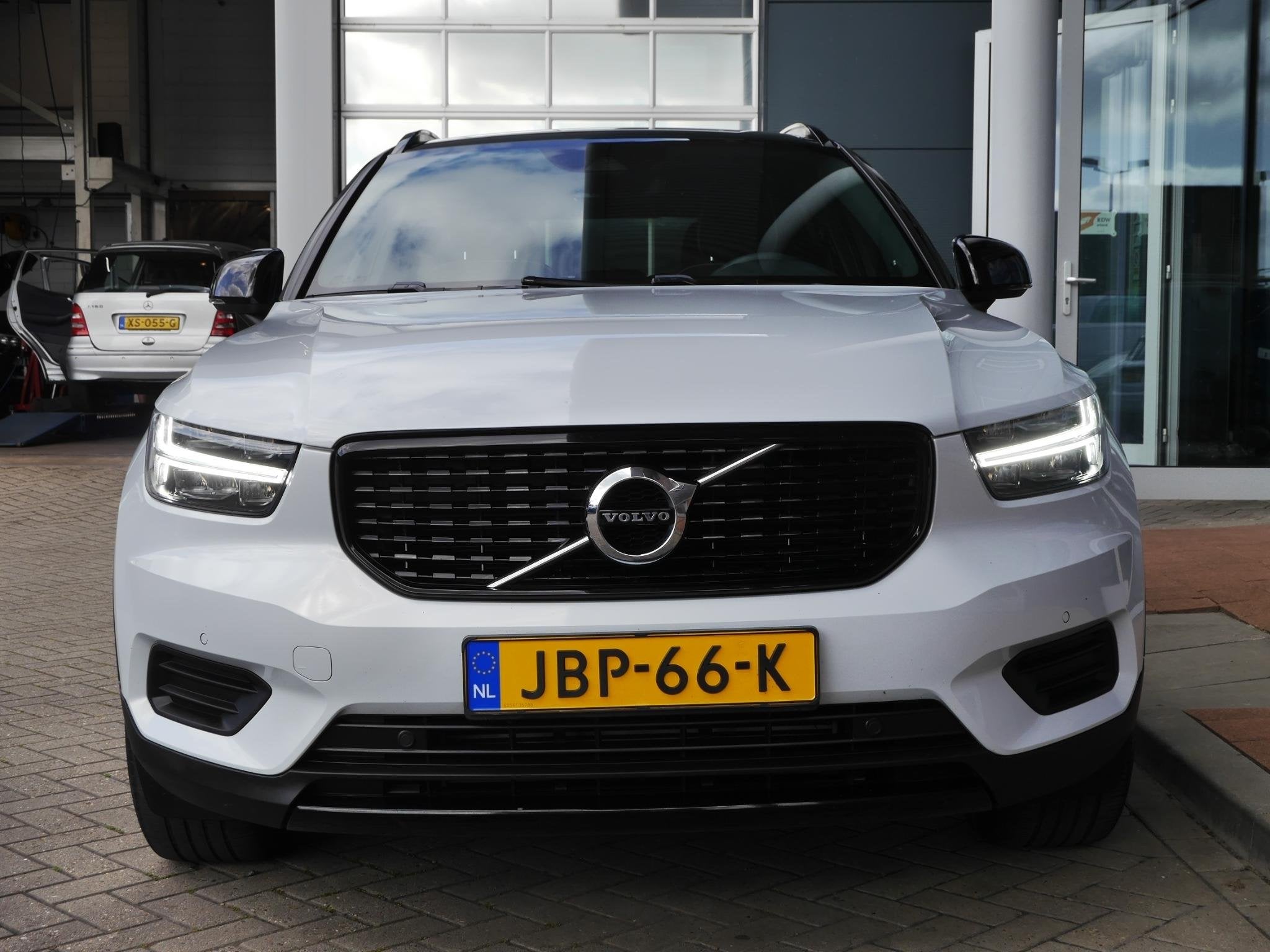 Volvo XC40 1.5 T3 Momentum Business | Zwart dak | Navigatie, Voorwielaandrijving, 12 maanden, Stof, Gebruikt
