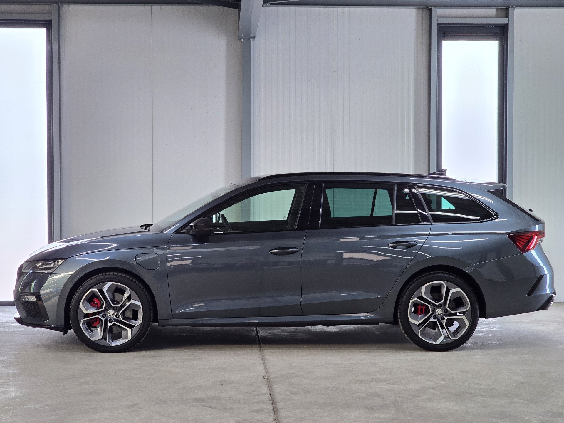 Skoda Octavia Combi 1.4 TSI RS iV PHEV Business | Acc | Came, Auto's, Gebruikt, 4 cilinders, Hybride Elektrisch/Benzine, Te koop