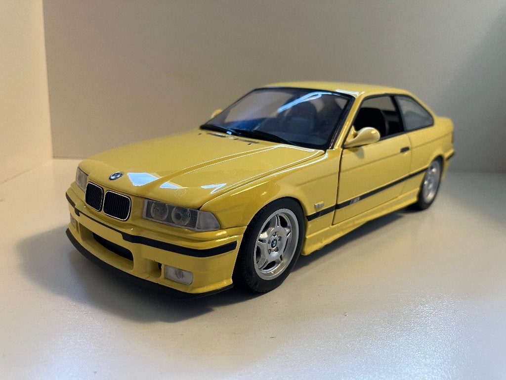 BMW  M3 (e36) Coupe van 1996  Geel  1/18 UT Models, Hobby en Vrije tijd, Modelauto's | 1:18, Zo goed als nieuw, Auto, UT Models