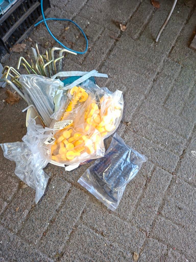 Haringen en grondpennen voor tent of zeil, Ophalen of Verzenden, Gebruikt
