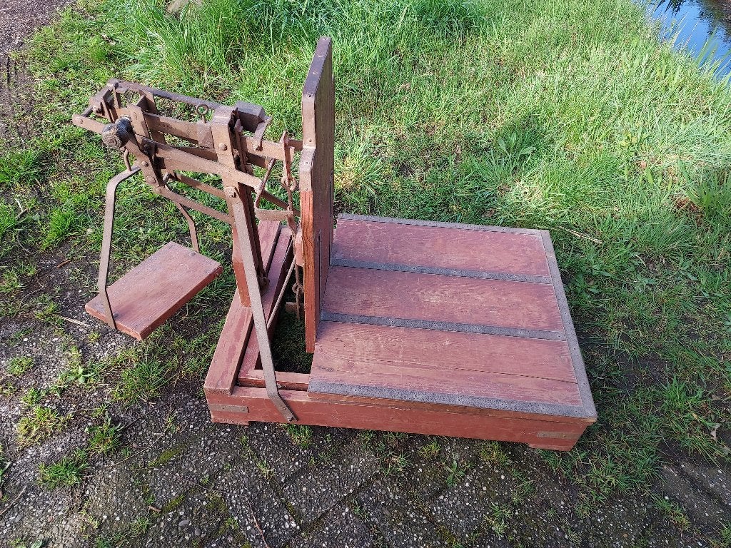 Antieke bascule weegschaal., Ophalen