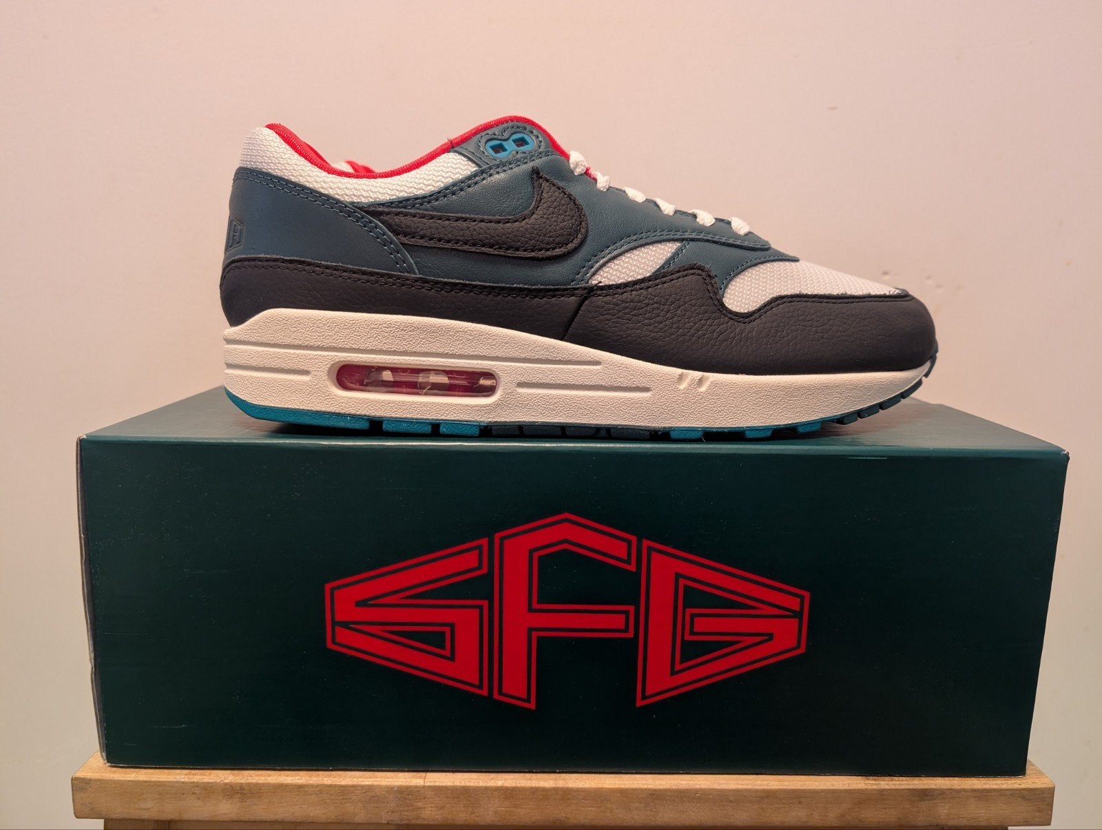 Nike Air Max 1 LeBron James Liverpool F.C. 43, Nike air max, Overige kleuren, Nieuw, Ophalen of Verzenden