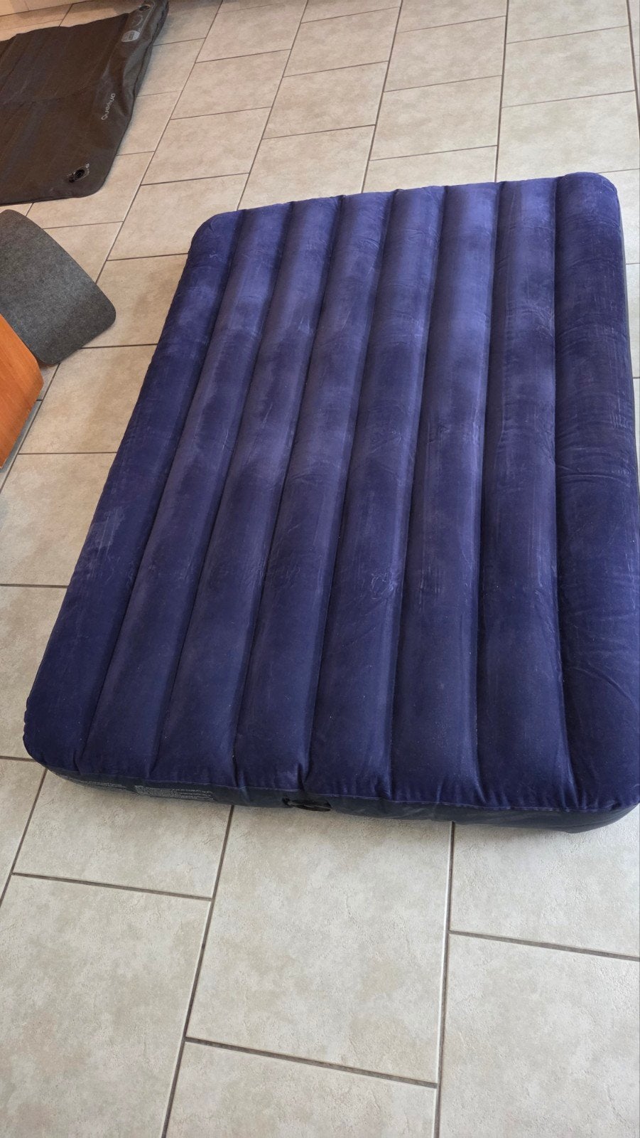 Basis Luchtbed 2-persoons 140 cm, Ophalen of Verzenden, Ingebouwde pomp, Gebruikt, 2-persoons