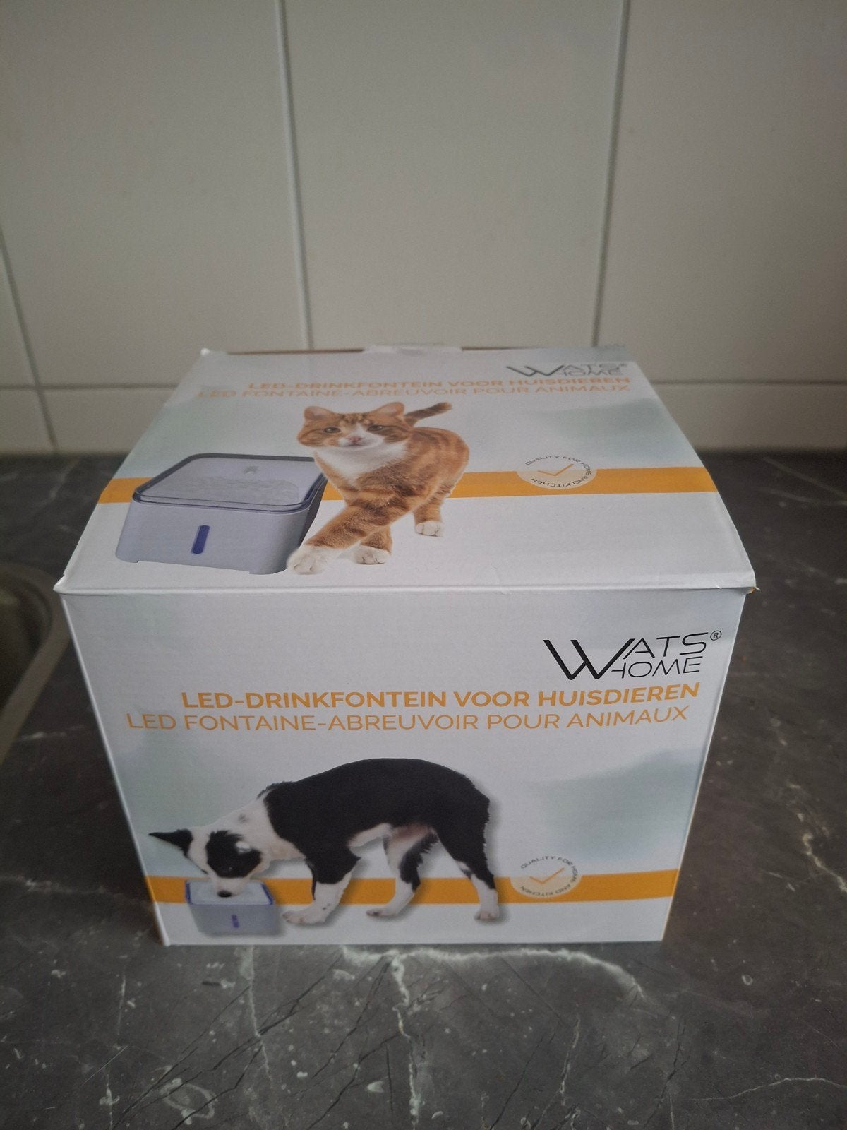 katten/hond drinkfontein met led verlichting met filtersyste, Ophalen of Verzenden, Zo goed als nieuw