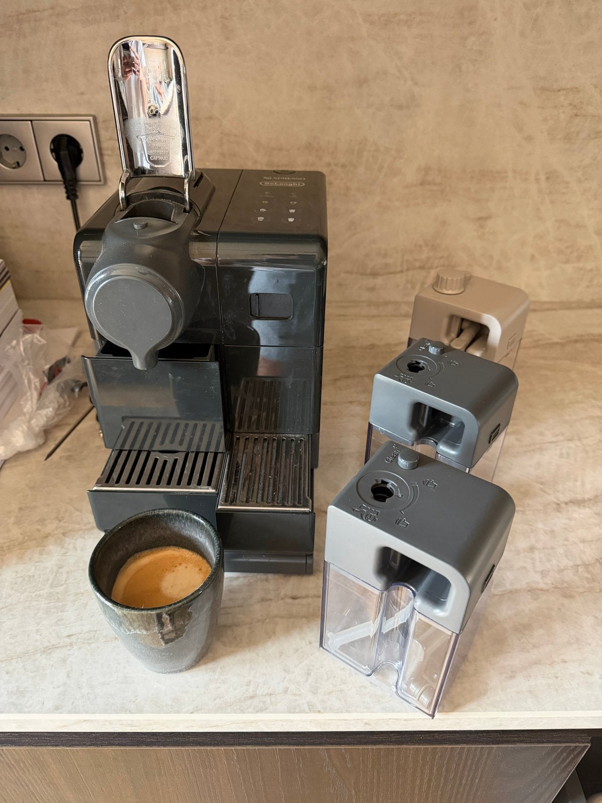 Nespresso DeLonghi Lattissima touch Koffiemachine, Verzenden, Koffiemachine, Zo goed als nieuw, 1 kopje