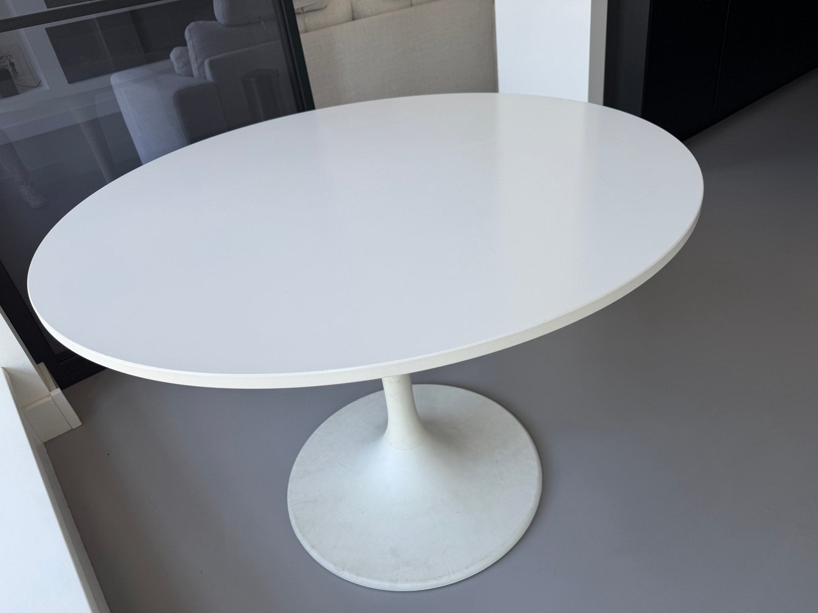 Witte Ovale / Ronde Tulip Eettafel  (Met Lift / Ophalen), Huis en Inrichting, Tafels | Eettafels, Gebruikt, 100 tot 150 cm, Vier personen