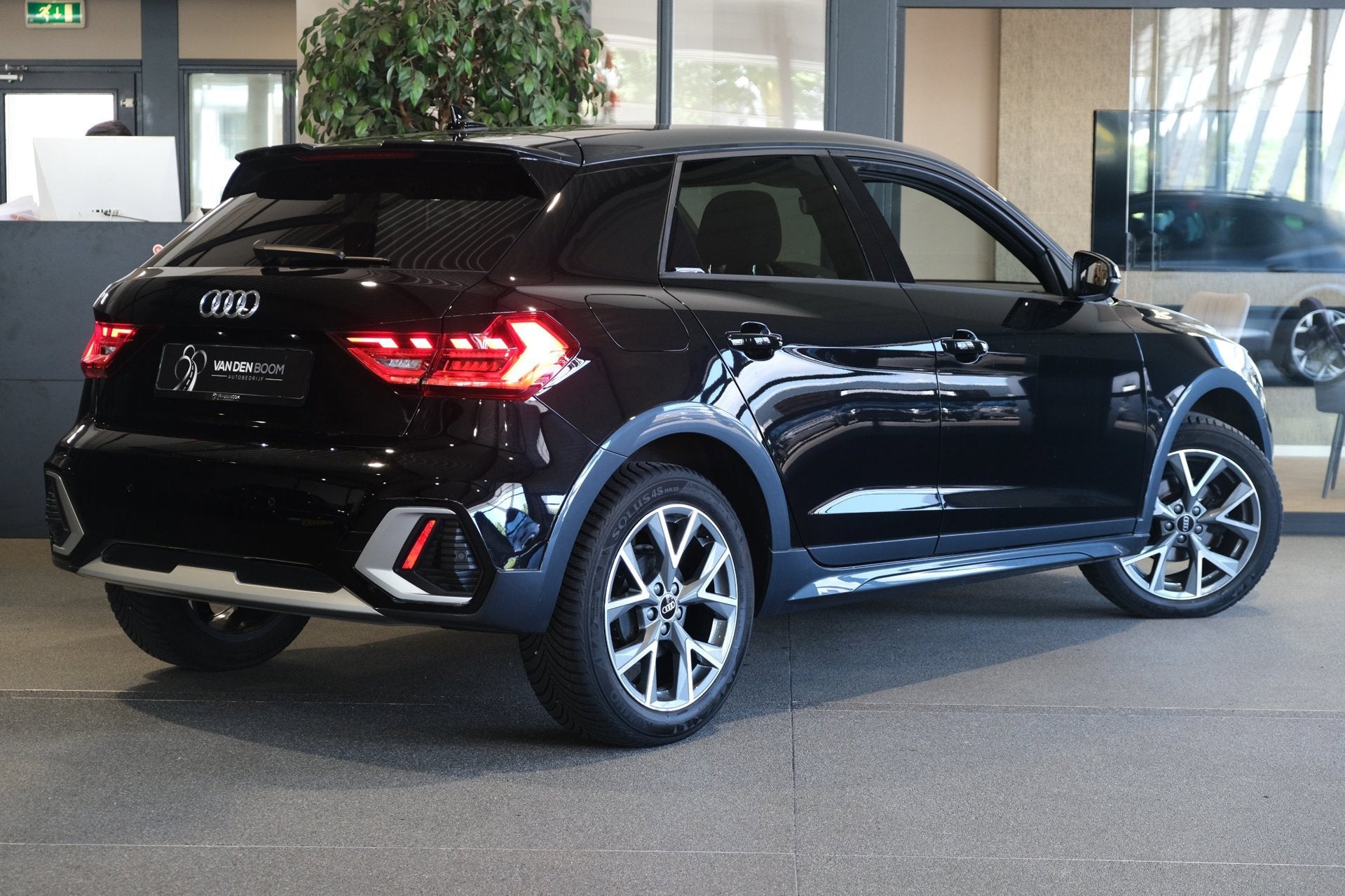 Audi A1 citycarver 25 TFSI Matrix Led Virtual ACC Pdc Stoelv, Auto's, Audi, Voorwielaandrijving, Dealer onderhouden, Stof, Zwart